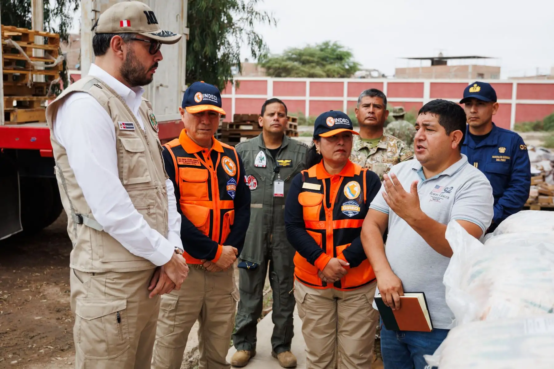 En coordinación con el Instituto Nacional de Defensa Civil Perú y las Fuerzas Armadas, el ministro de Defensa, Amadeo Javier Flores Carcagno, supervisó la entrega de ayuda humanitaria. Dos toneladas de quinua fueron entregadas a la Municipalidad Distrital de Bolívar, Cajamarca, y otras dos a la Municipalidad Distrital de Kañaris, Lambayeque, ante situaciones de emergencia. Foto: Mindef