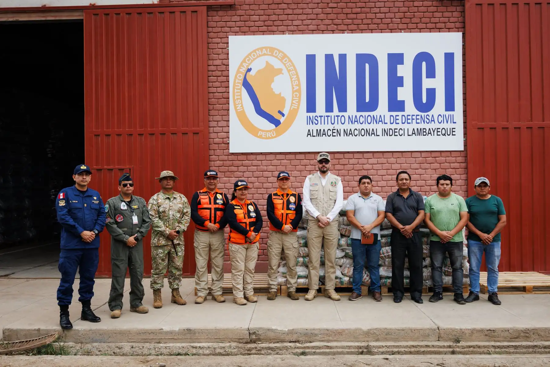 En coordinación con el Instituto Nacional de Defensa Civil Perú y las Fuerzas Armadas, el ministro de Defensa, Amadeo Javier Flores Carcagno, supervisó la entrega de ayuda humanitaria. Dos toneladas de quinua fueron entregadas a la Municipalidad Distrital de Bolívar, Cajamarca, y otras dos a la Municipalidad Distrital de Kañaris, Lambayeque, ante situaciones de emergencia. Foto: Mindef