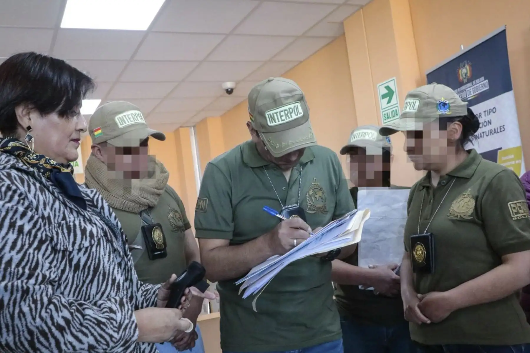 En cumplimiento de la política de deshacinamiento de los penales y del “Acuerdo entre el Gobierno de la República del Perú y el Gobierno de la República de Bolivia sobre la transferencia de personas condenadas y menores bajo tratamiento especial”, el INPE llevó a cabo el primer traslado de dos internos de nacionalidad boliviana, a fin de que cumplan sus condenas en establecimientos penitenciarios de su país de origen. Foto: INPE