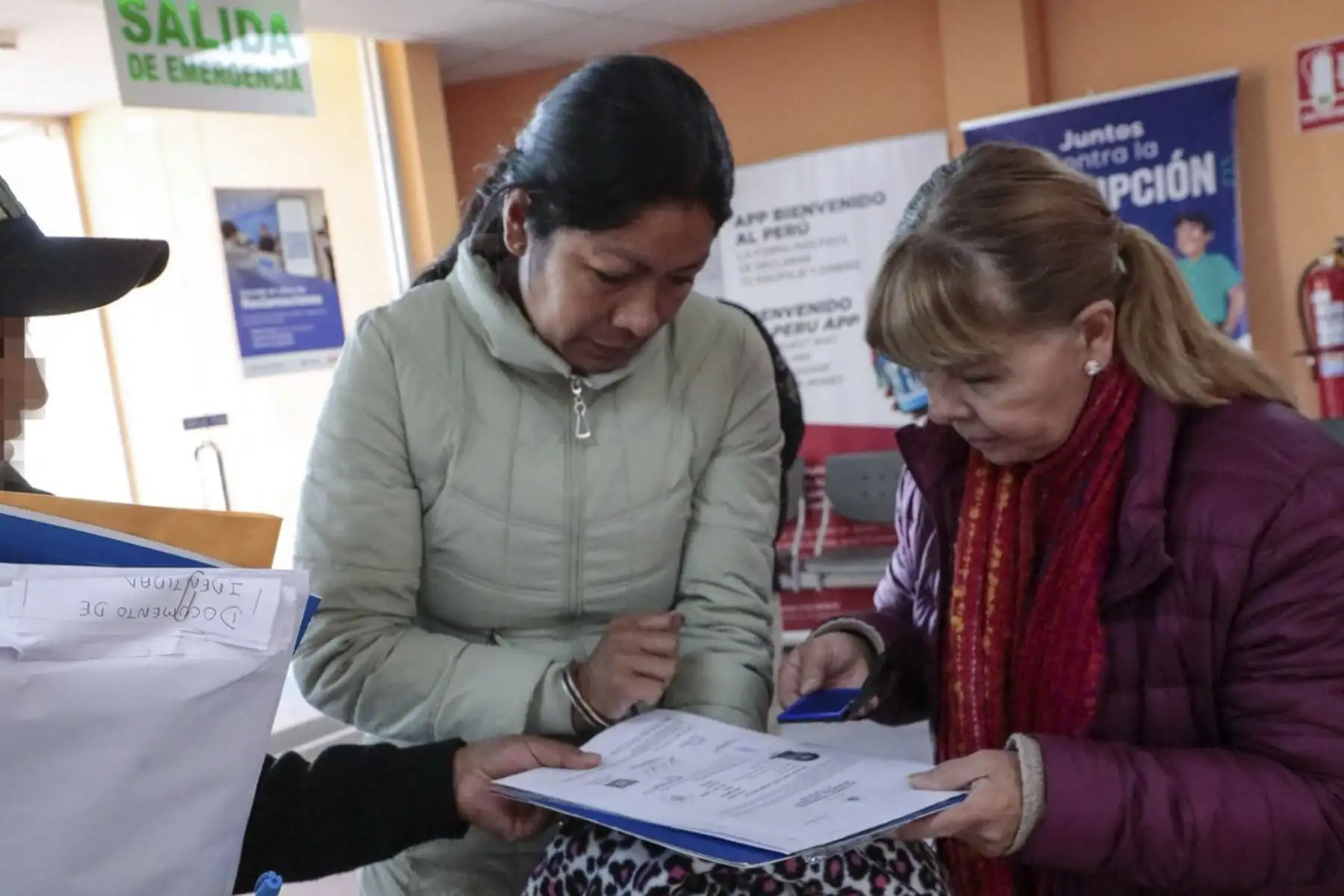 En cumplimiento de la política de deshacinamiento de los penales y del “Acuerdo entre el Gobierno de la República del Perú y el Gobierno de la República de Bolivia sobre la transferencia de personas condenadas y menores bajo tratamiento especial”, el INPE llevó a cabo el primer traslado de dos internos de nacionalidad boliviana, a fin de que cumplan sus condenas en establecimientos penitenciarios de su país de origen. Foto: INPE