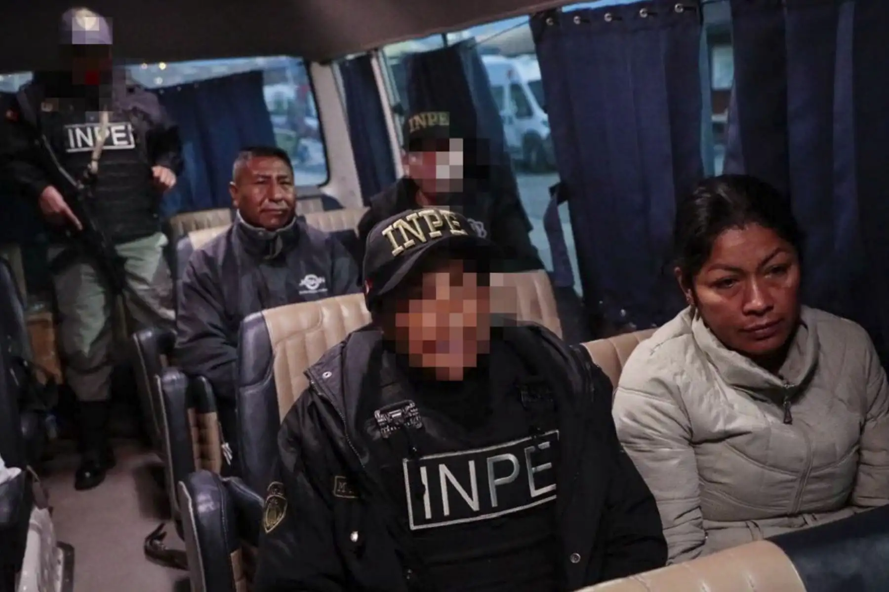 En cumplimiento de la política de deshacinamiento de los penales y del “Acuerdo entre el Gobierno de la República del Perú y el Gobierno de la República de Bolivia sobre la transferencia de personas condenadas y menores bajo tratamiento especial”, el INPE llevó a cabo el primer traslado de dos internos de nacionalidad boliviana, a fin de que cumplan sus condenas en establecimientos penitenciarios de su país de origen. Foto: INPE