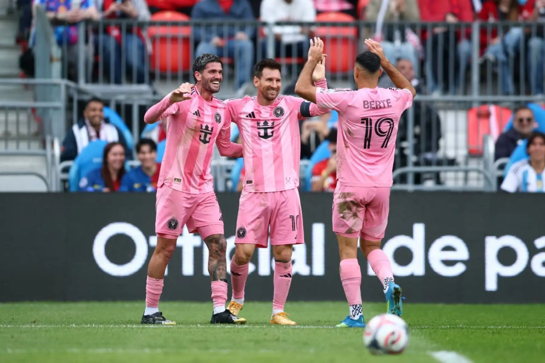 Lionel Messi anota y asiste en el triunfo (4-2) de Inter Miami sobre un diezmado Toronto