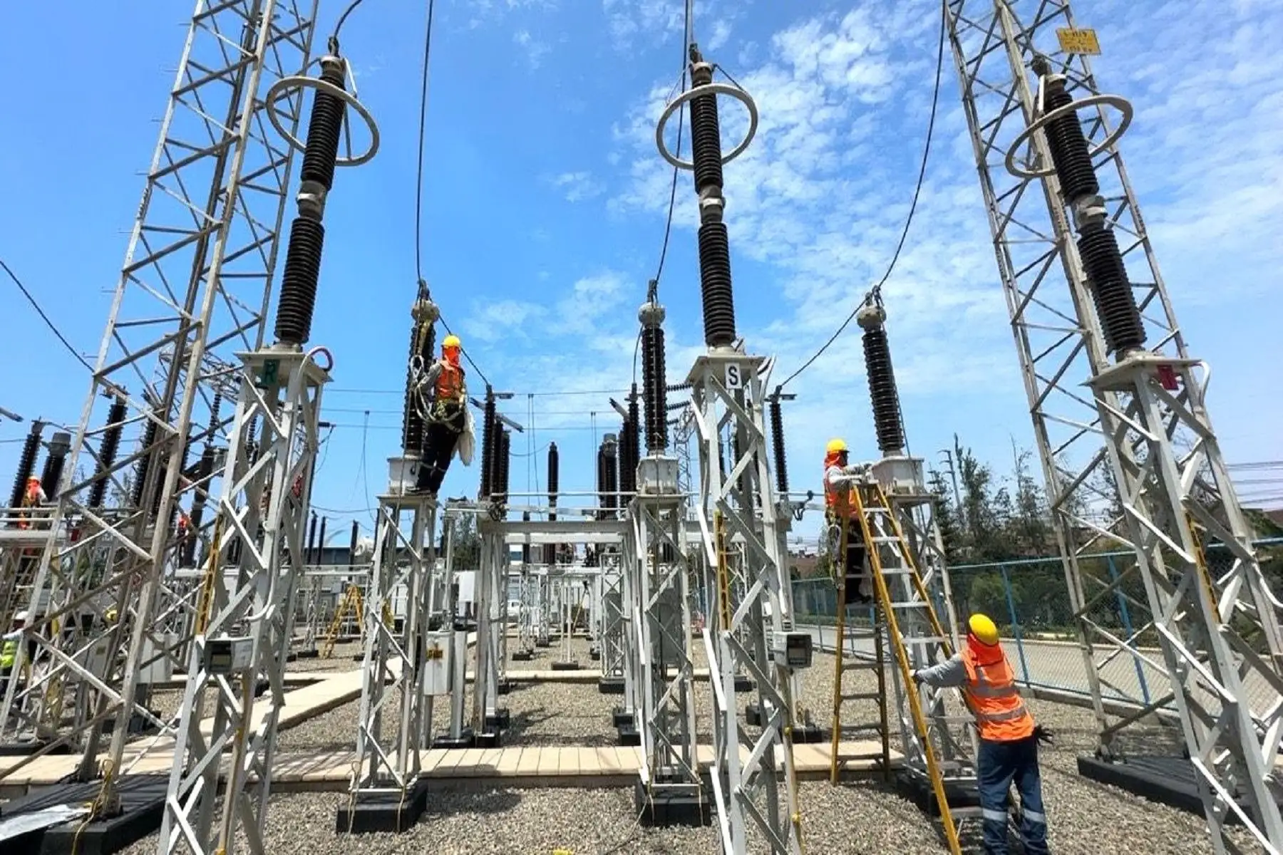 Gobierno impulsa proyectos de fortalecimiento de infraestructura eléctrica en 3 regiones