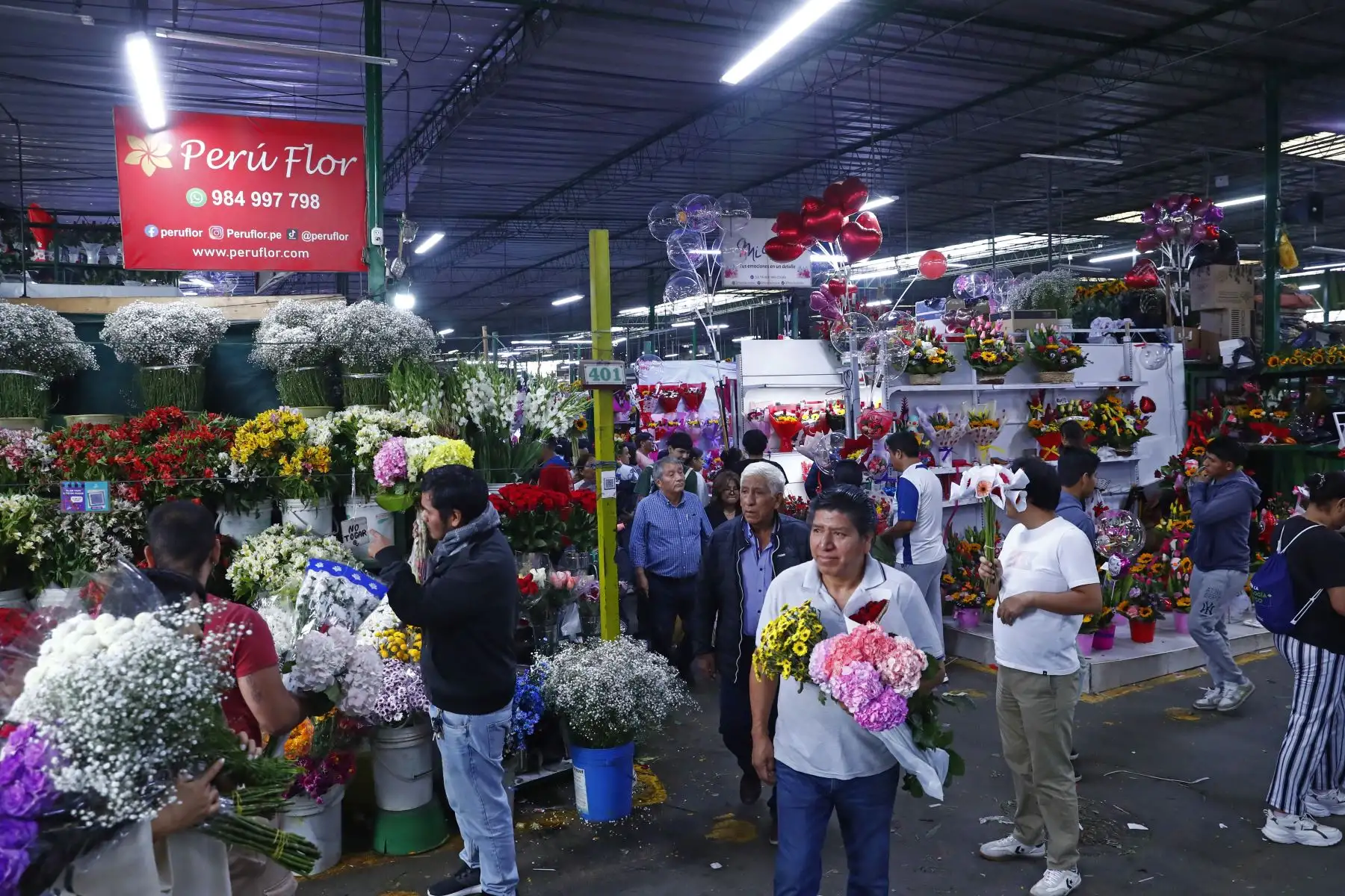 En el marco de las celebraciones por el Día de la Madre el domingo 10 de mayo de 2026, decenas de peruanos acuden al popular Mercado de Flores de Acho, en el distrito del Rímac, a conseguir algún presente para sus madres y abuelas en su día. Se aprecian diversos tipos de arreglos florales en el emporio comercial.
Foto: ANDINA/Daniel Bracamonte