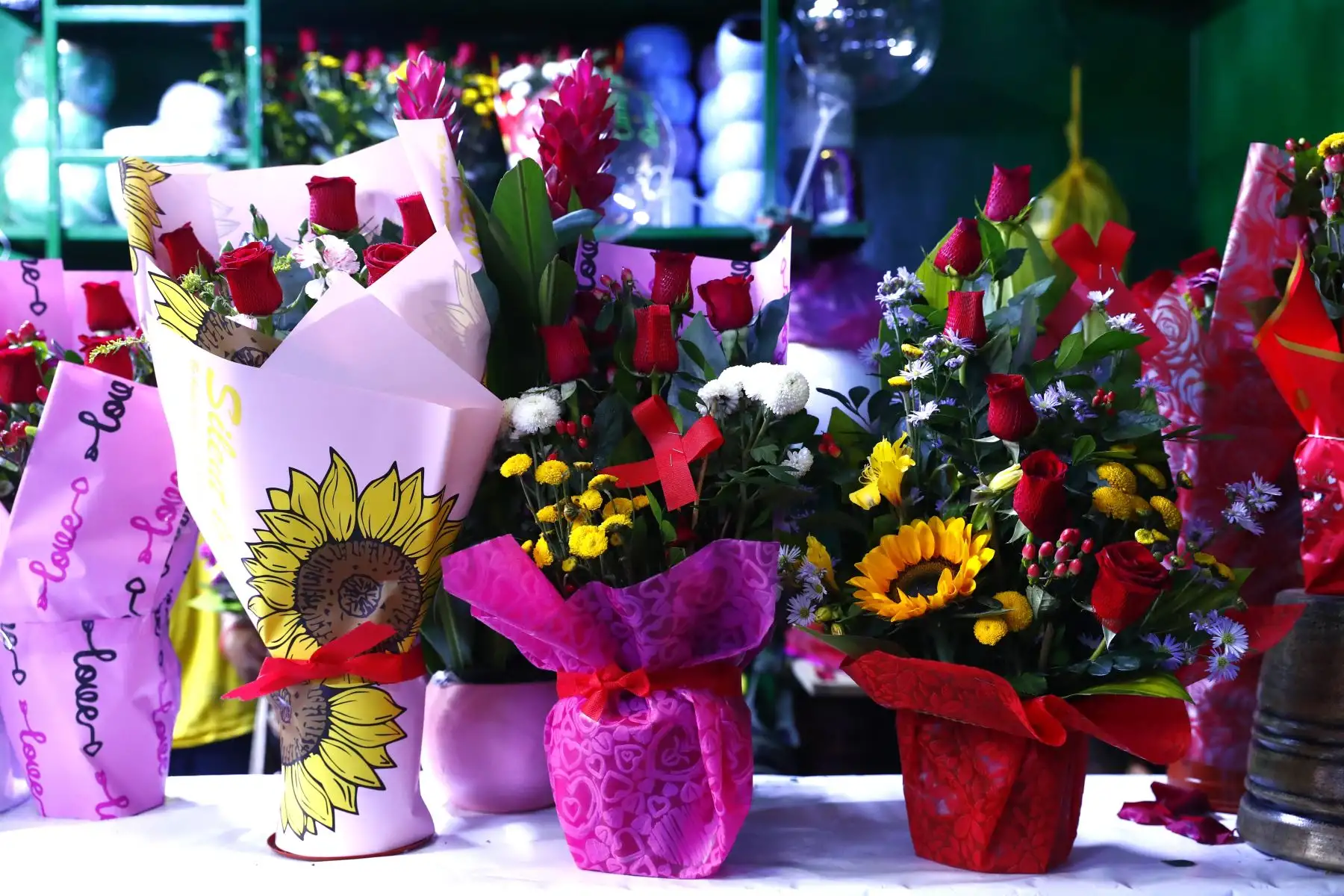 En el marco de las celebraciones por el Día de la Madre el domingo 10 de mayo de 2026, decenas de peruanos acuden al popular Mercado de Flores de Acho, en el distrito del Rímac, a conseguir algún presente para sus madres y abuelas en su día. Se aprecian diversos tipos de arreglos florales en el emporio comercial.
Foto: ANDINA/Daniel Bracamonte
