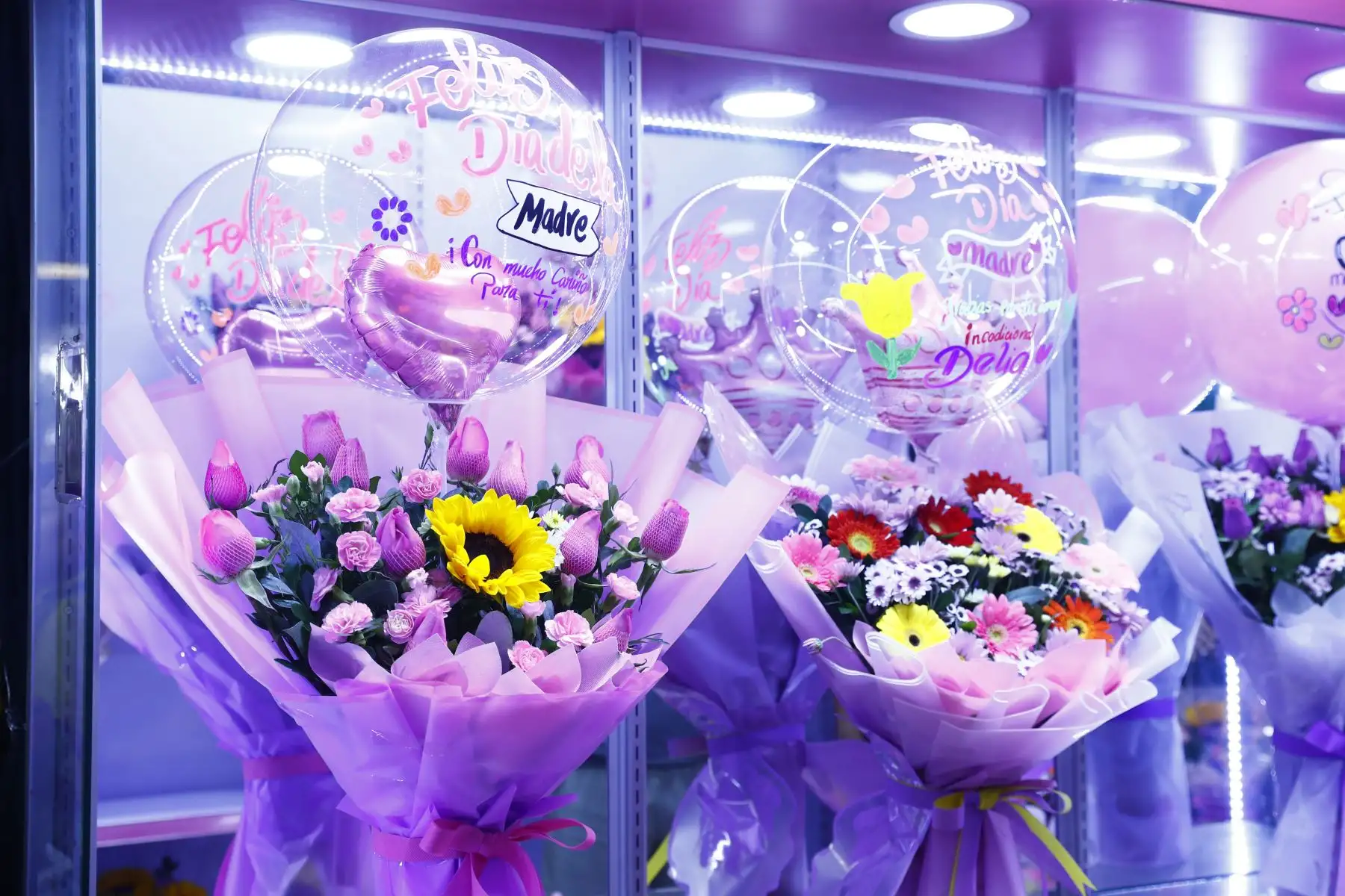 En el marco de las celebraciones por el Día de la Madre el domingo 10 de mayo de 2026, decenas de peruanos acuden al popular Mercado de Flores de Acho, en el distrito del Rímac, a conseguir algún presente para sus madres y abuelas en su día. Se aprecian diversos tipos de arreglos florales en el emporio comercial.
Foto: ANDINA/Daniel Bracamonte