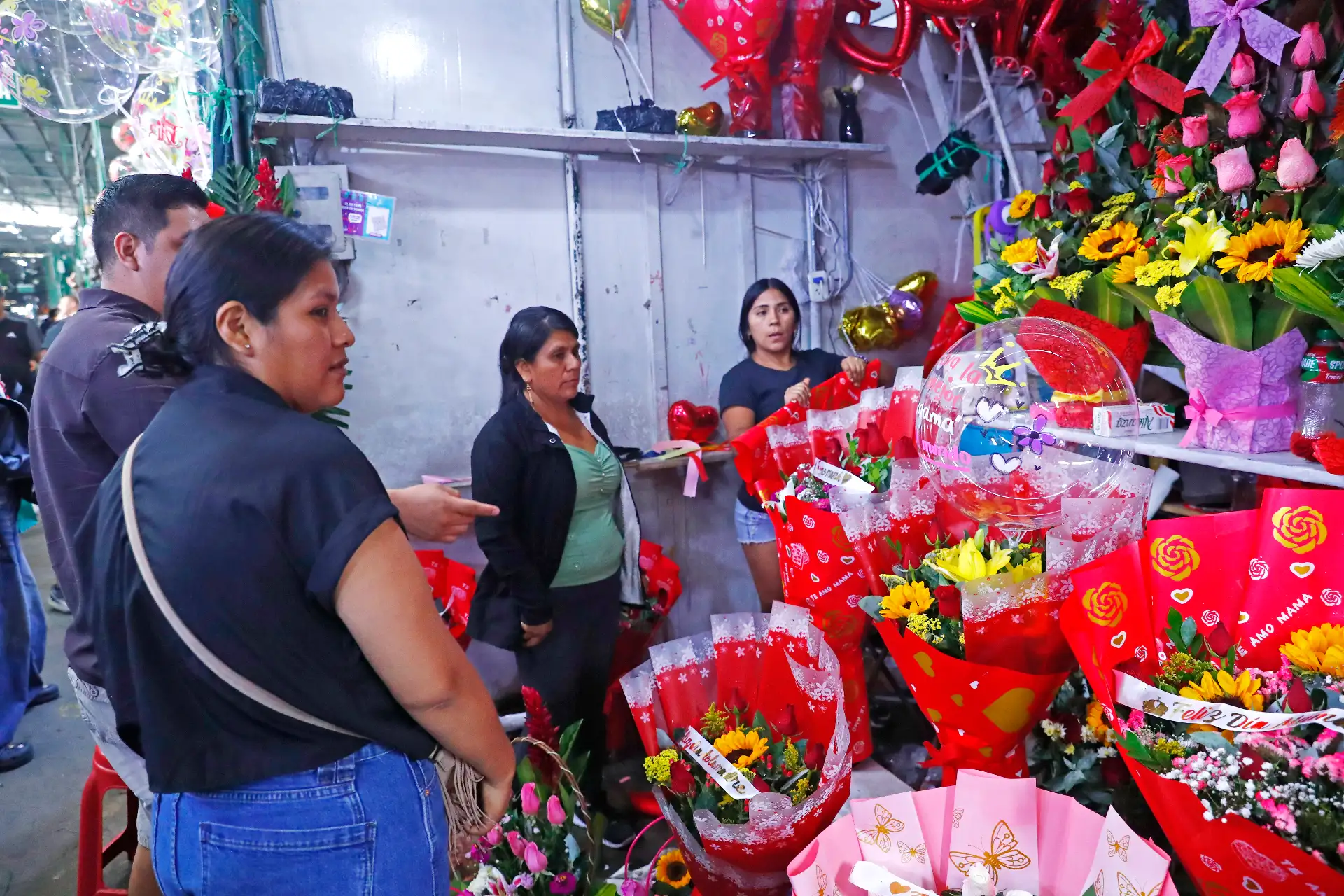 En el marco de las celebraciones por el Día de la Madre el domingo 10 de mayo de 2026, decenas de peruanos acuden al popular Mercado de Flores de Acho, en el distrito del Rímac, a conseguir algún presente para sus madres y abuelas en su día. Se aprecian diversos tipos de arreglos florales en el emporio comercial.
Foto: ANDINA/Daniel Bracamonte