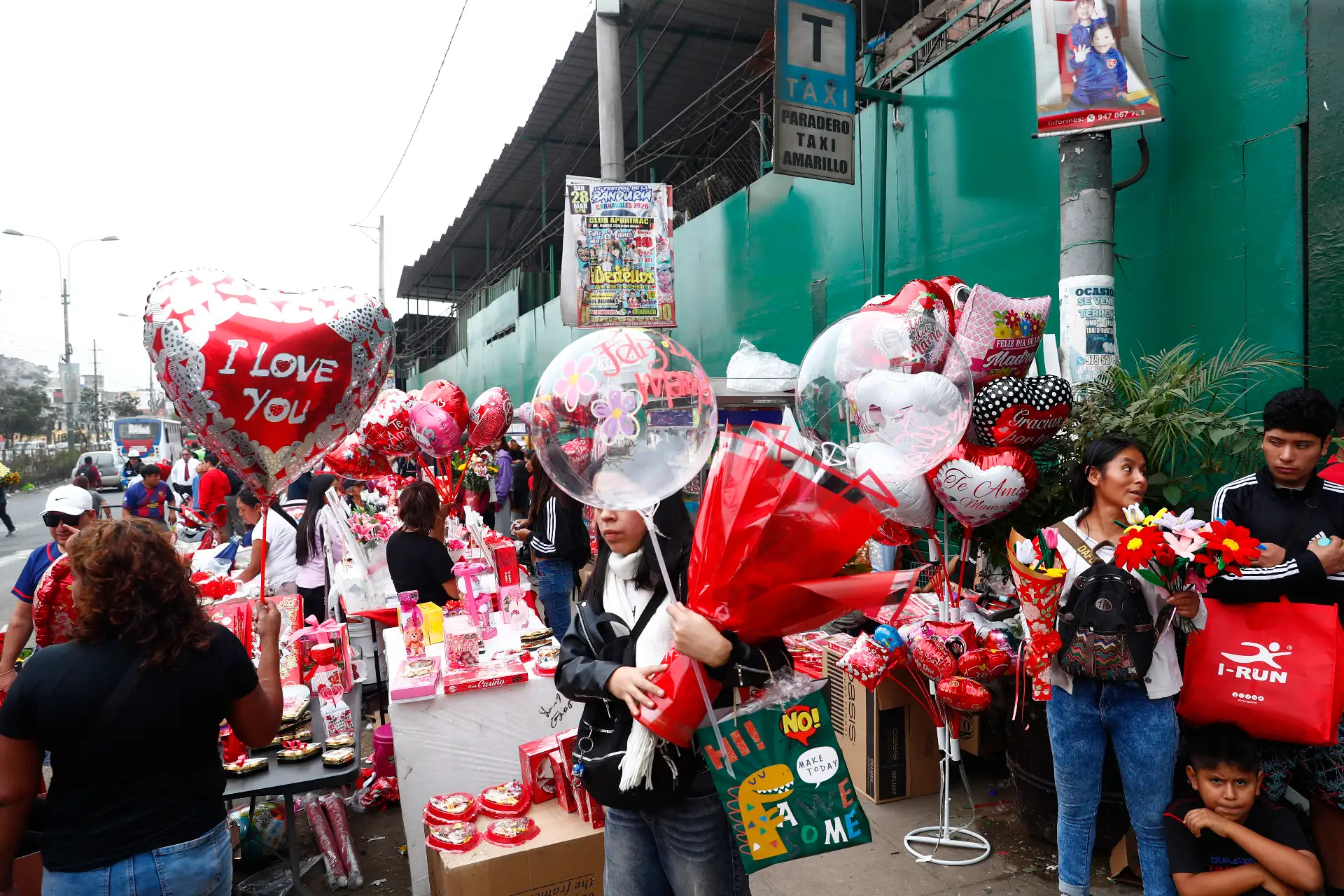 En el marco de las celebraciones por el Día de la Madre el domingo 10 de mayo de 2026, decenas de peruanos acuden al popular Mercado de Flores de Acho, en el distrito del Rímac, a conseguir algún presente para sus madres y abuelas en su día. Se aprecian diversos tipos de arreglos florales en el emporio comercial.
Foto: ANDINA/Daniel Bracamonte