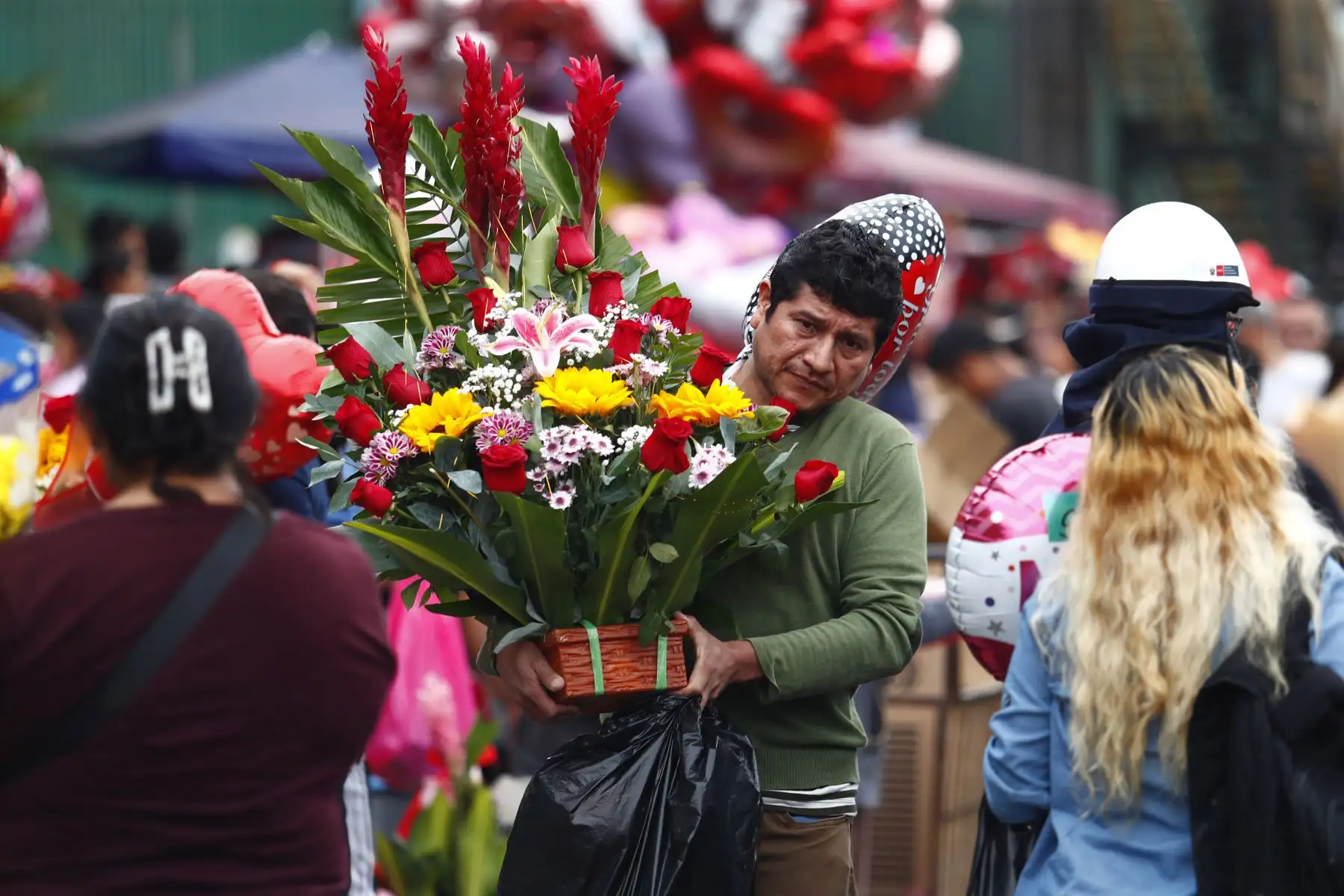 En el marco de las celebraciones por el Día de la Madre el domingo 10 de mayo de 2026, decenas de peruanos acuden al popular Mercado de Flores de Acho, en el distrito del Rímac, a conseguir algún presente para sus madres y abuelas en su día. Se aprecian diversos tipos de arreglos florales en el emporio comercial.
Foto: ANDINA/Daniel Bracamonte