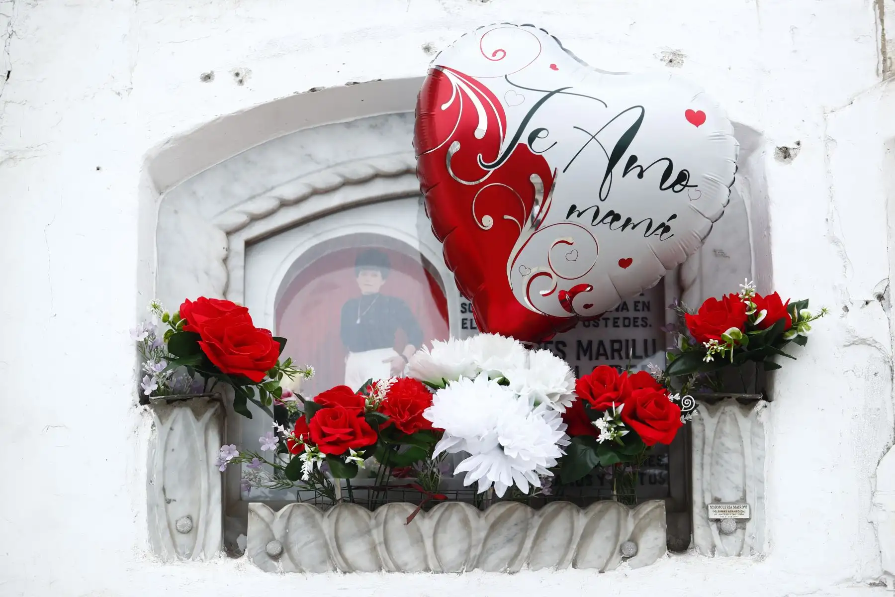 Desde tempranas horas del día, decenas de personas acudieron con flores y adornos al histórico cementerio El Ángel, ubicado en el Cercado de Lima, para visitar a sus difuntas madres y abuelas el domingo 10 de mayo de 2026, como parte de los rituales y celebraciones por el Día de la Madre. Foto: ANDINA/Daniel Bracamonte