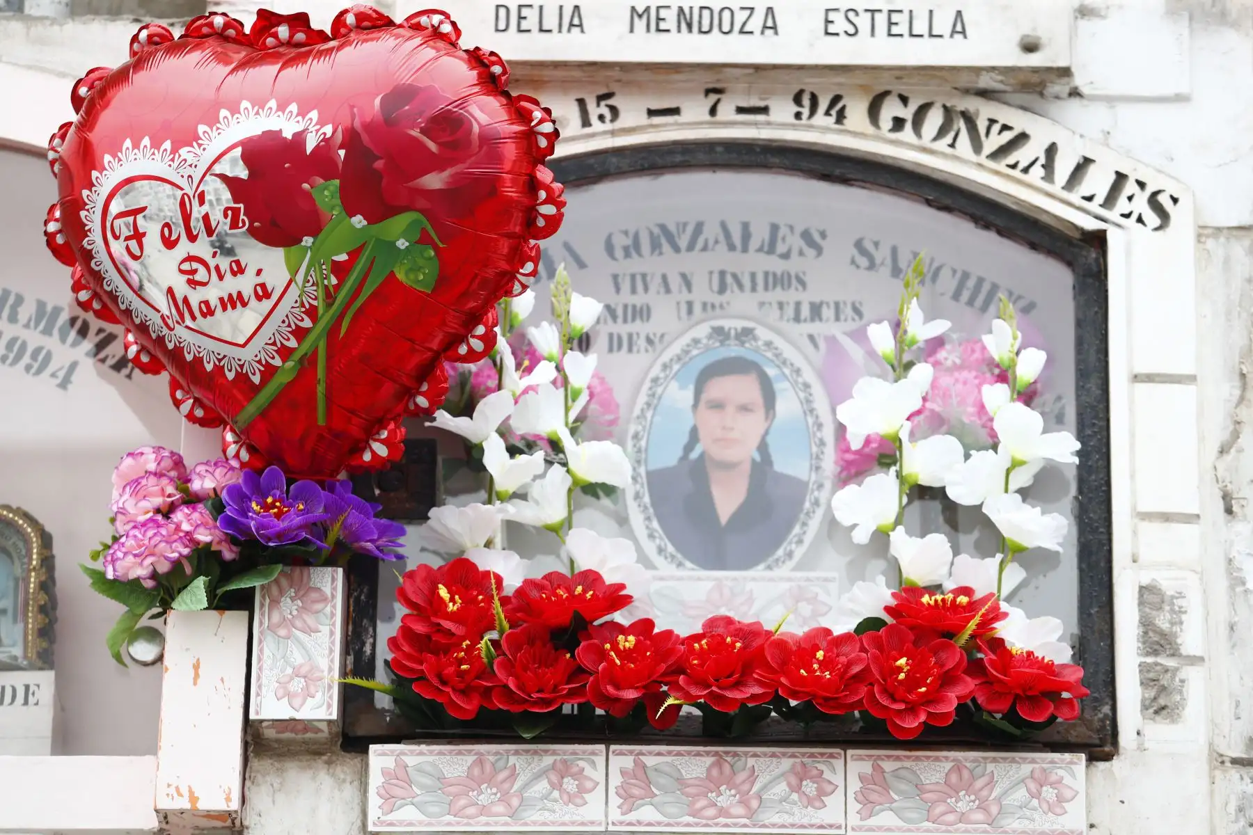 Desde tempranas horas del día, decenas de personas acudieron con flores y adornos al histórico cementerio El Ángel, ubicado en el Cercado de Lima, para visitar a sus difuntas madres y abuelas el domingo 10 de mayo de 2026, como parte de los rituales y celebraciones por el Día de la Madre. Foto: ANDINA/Daniel Bracamonte
