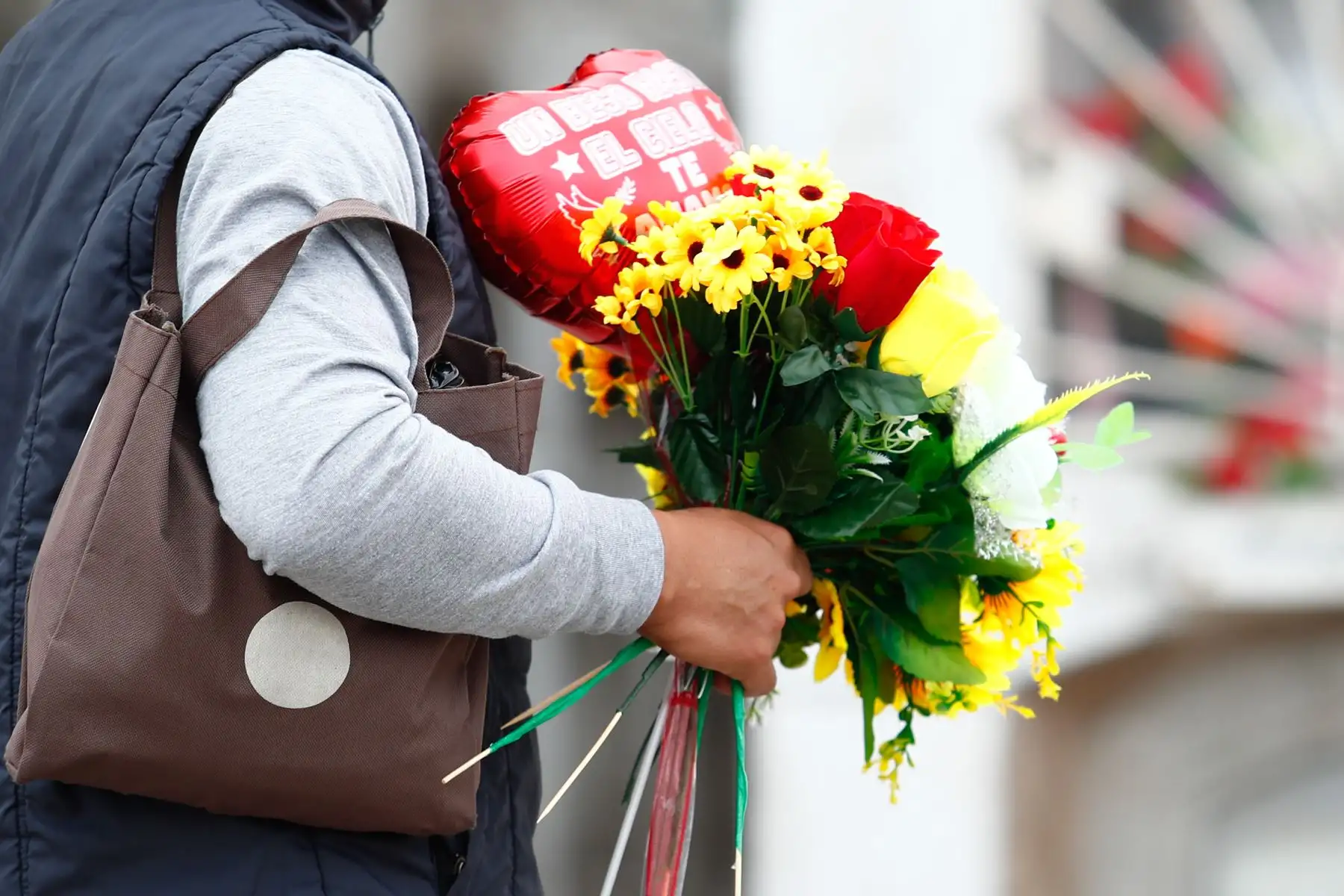 Desde tempranas horas del día, decenas de personas acudieron con flores y adornos al histórico cementerio El Ángel, ubicado en el Cercado de Lima, para visitar a sus difuntas madres y abuelas el domingo 10 de mayo de 2026, como parte de los rituales y celebraciones por el Día de la Madre. Foto: ANDINA/Daniel Bracamonte