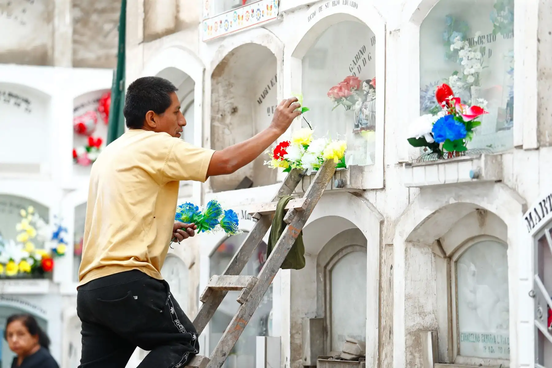 Desde tempranas horas del día, decenas de personas acudieron con flores y adornos al histórico cementerio El Ángel, ubicado en el Cercado de Lima, para visitar a sus difuntas madres y abuelas el domingo 10 de mayo de 2026, como parte de los rituales y celebraciones por el Día de la Madre. Foto: ANDINA/Daniel Bracamonte