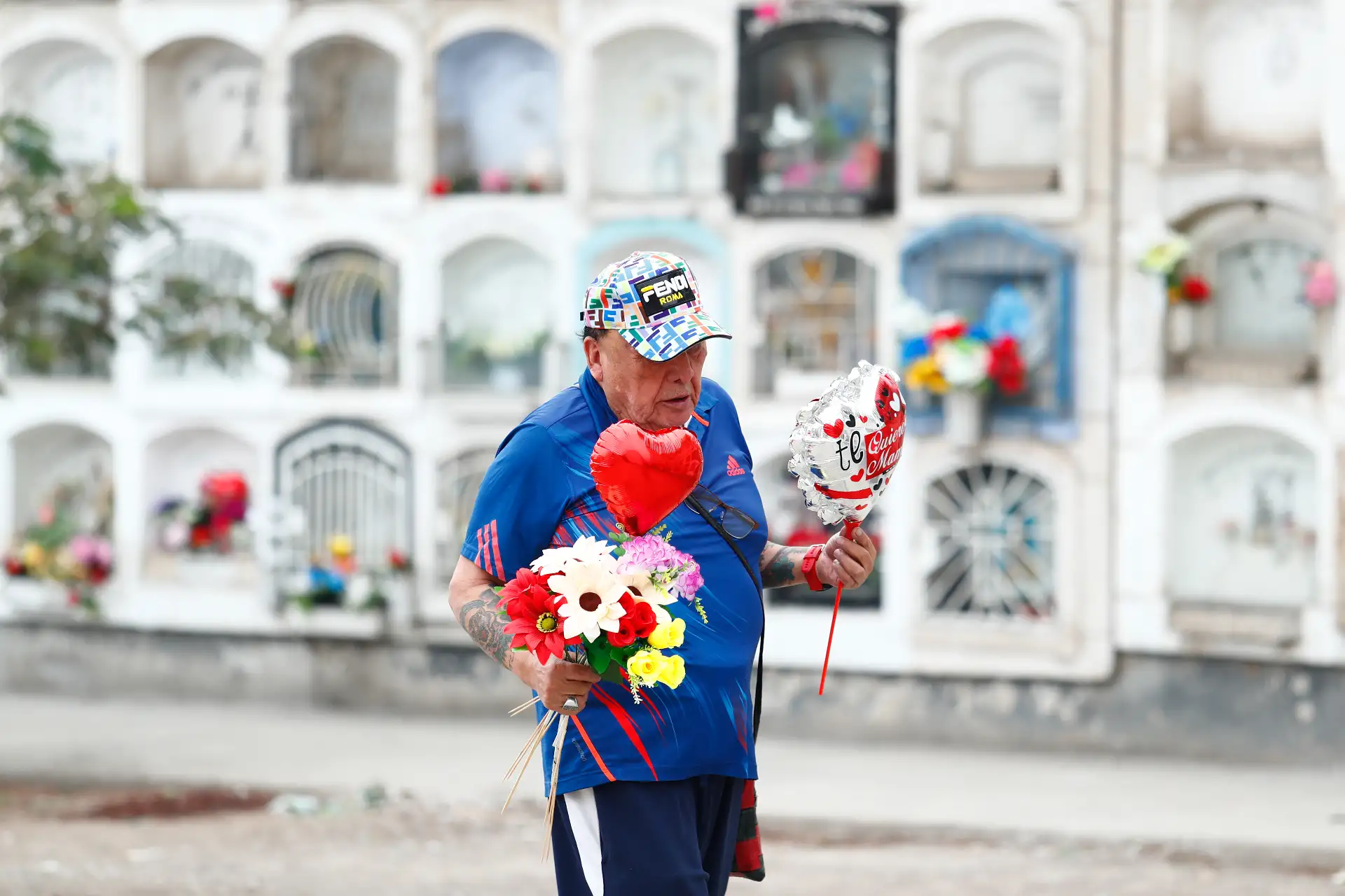 Desde tempranas horas del día, decenas de personas acudieron con flores y adornos al histórico cementerio El Ángel, ubicado en el Cercado de Lima, para visitar a sus difuntas madres y abuelas el domingo 10 de mayo de 2026, como parte de los rituales y celebraciones por el Día de la Madre. Foto: ANDINA/Daniel Bracamonte