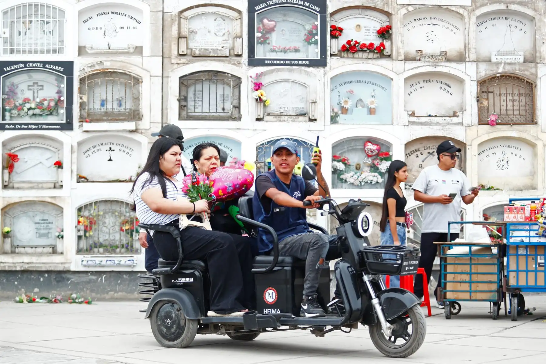 Desde tempranas horas del día, decenas de personas acudieron con flores y adornos al histórico cementerio El Ángel, ubicado en el Cercado de Lima, para visitar a sus difuntas madres y abuelas el domingo 10 de mayo de 2026, como parte de los rituales y celebraciones por el Día de la Madre. Foto: ANDINA/Daniel Bracamonte