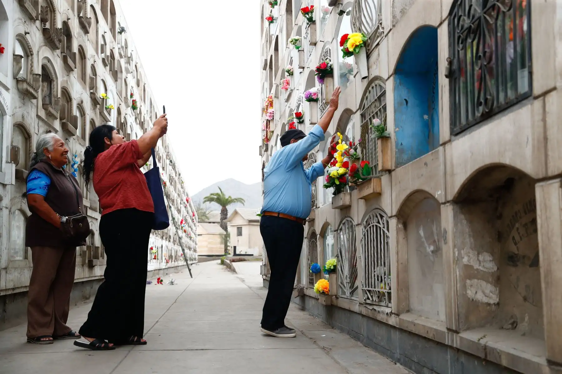 Desde tempranas horas del día, decenas de personas acudieron con flores y adornos al histórico cementerio El Ángel, ubicado en el Cercado de Lima, para visitar a sus difuntas madres y abuelas el domingo 10 de mayo de 2026, como parte de los rituales y celebraciones por el Día de la Madre. Foto: ANDINA/Daniel Bracamonte