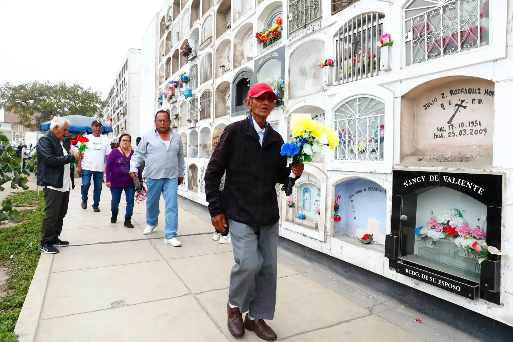 Desde tempranas horas del día, decenas de personas acudieron con flores y adornos al histórico cementerio El Ángel, ubicado en el Cercado de Lima, para visitar a sus difuntas madres y abuelas el domingo 10 de mayo de 2026, como parte de los rituales y celebraciones por el Día de la Madre. Foto: ANDINA/Daniel Bracamonte
