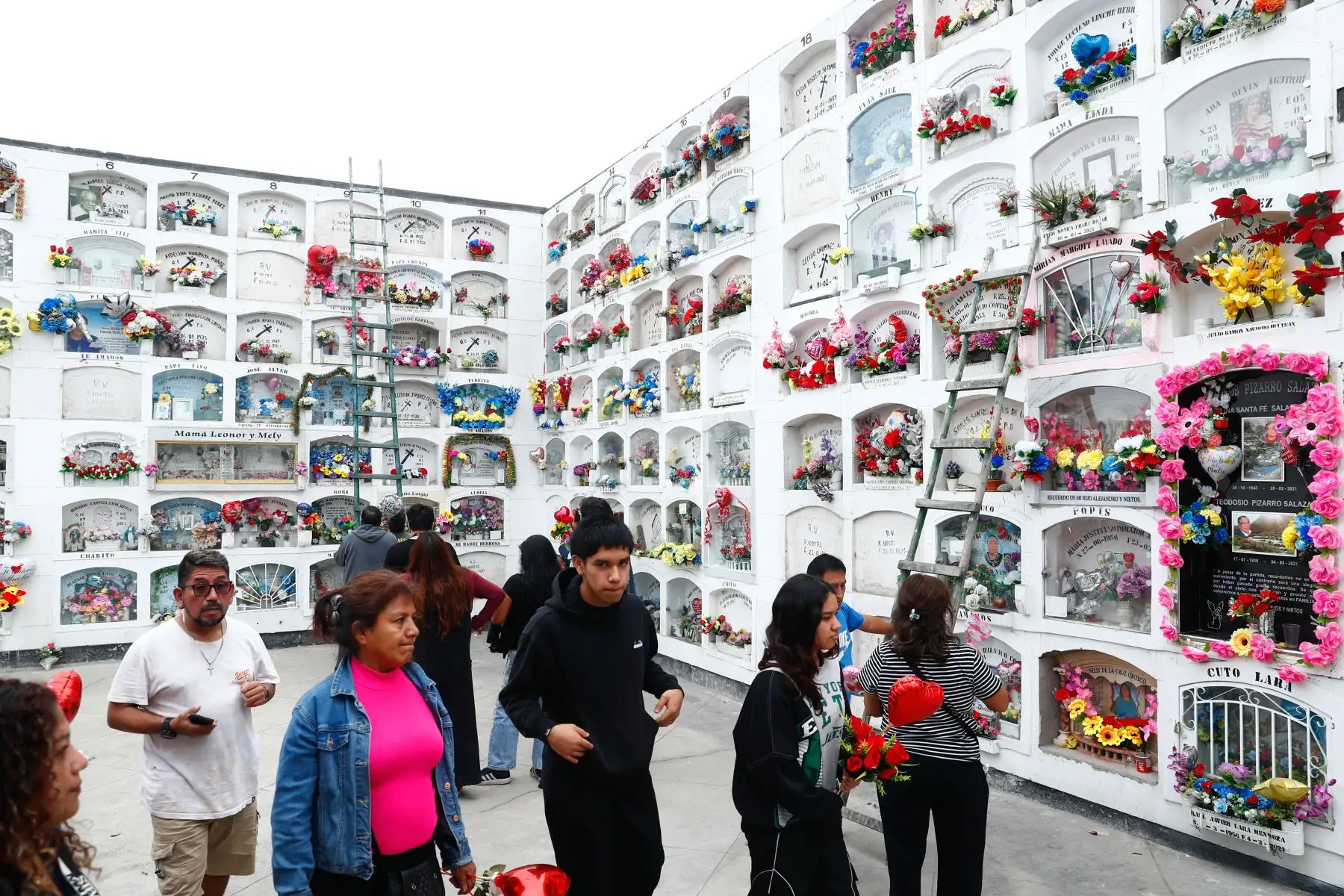 Desde tempranas horas del día, decenas de personas acudieron con flores y adornos al histórico cementerio El Ángel, ubicado en el Cercado de Lima, para visitar a sus difuntas madres y abuelas el domingo 10 de mayo de 2026, como parte de los rituales y celebraciones por el Día de la Madre. Foto: ANDINA/Daniel Bracamonte