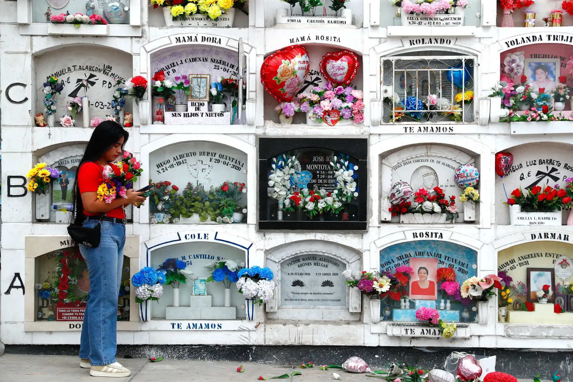 Desde tempranas horas del día, decenas de personas acudieron con flores y adornos al histórico cementerio El Ángel, ubicado en el Cercado de Lima, para visitar a sus difuntas madres y abuelas el domingo 10 de mayo de 2026, como parte de los rituales y celebraciones por el Día de la Madre. Foto: ANDINA/Daniel Bracamonte