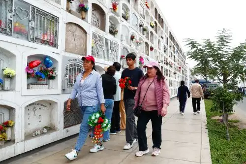 Día de la Madre: peruanos acuden al cementerio El Ángel a visitar a sus madres y abuelas