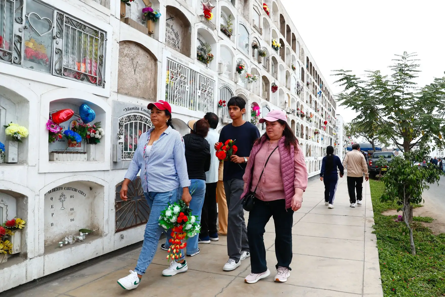 Desde tempranas horas del día, decenas de personas acudieron con flores y adornos al histórico cementerio El Ángel, ubicado en el Cercado de Lima, para visitar a sus difuntas madres y abuelas el domingo 10 de mayo de 2026, como parte de los rituales y celebraciones por el Día de la Madre. Foto: ANDINA/Daniel Bracamonte