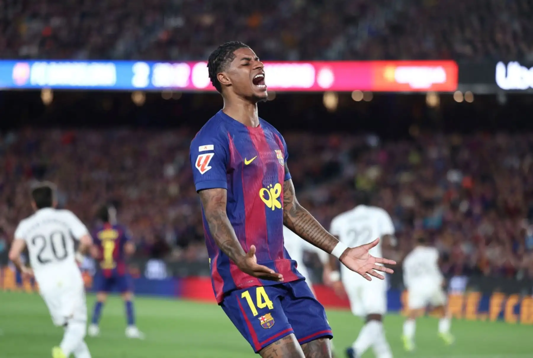 El delantero inglés del Barcelona, ​​Marcus Rashford, con el número 14, reacciona durante el partido de la liga española entre el FC Barcelona y el Real Madrid CF en el estadio Camp Nou de Barcelona el 10 de mayo de 2026. (Foto de Josep LAGO / AFP)