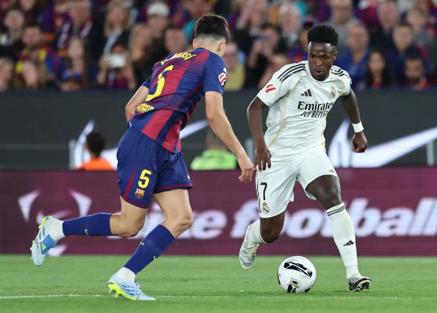 El delantero brasileño del Real Madrid, Vinícius Júnior (n.º 07), disputa el balón con el defensa español del Barcelona, ​​Pau Cubarsi (n.º 05), durante el partido de la liga española entre el FC Barcelona y el Real Madrid CF en el Camp Nou de Barcelona, ​​el 10 de mayo de 2026. (Foto de Josep LAGO / AFP)