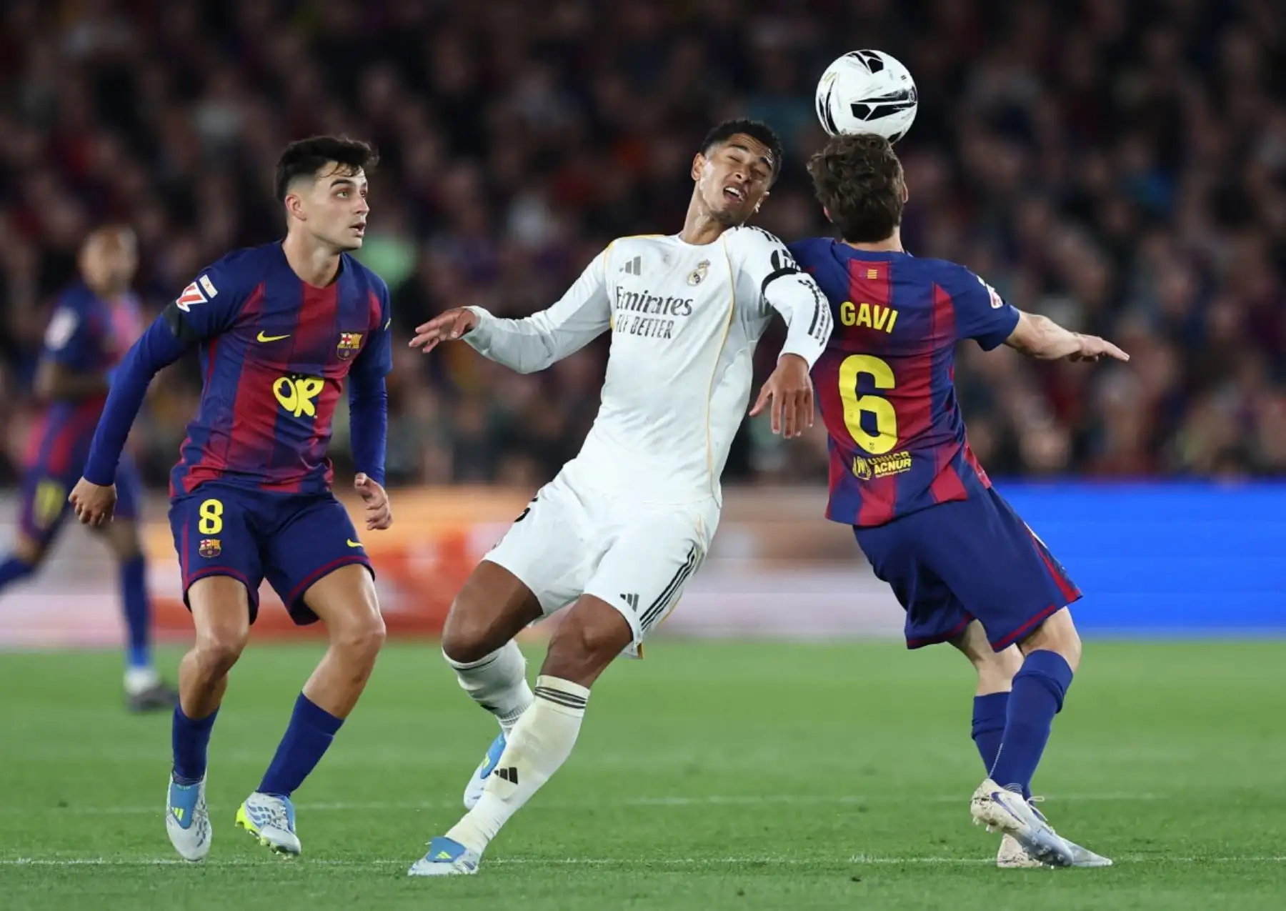 El centrocampista inglés del Real Madrid, Jude Bellingham (número 05), disputa el balón con los centrocampistas españoles del Barcelona, ​​Pedri (número 08) y Pablo Gavi (número 06), durante el partido de la liga española entre el FC Barcelona y el Real Madrid CF en el Camp Nou de Barcelona el 10 de mayo de 2026. (Foto de Josep LAGO / AFP)