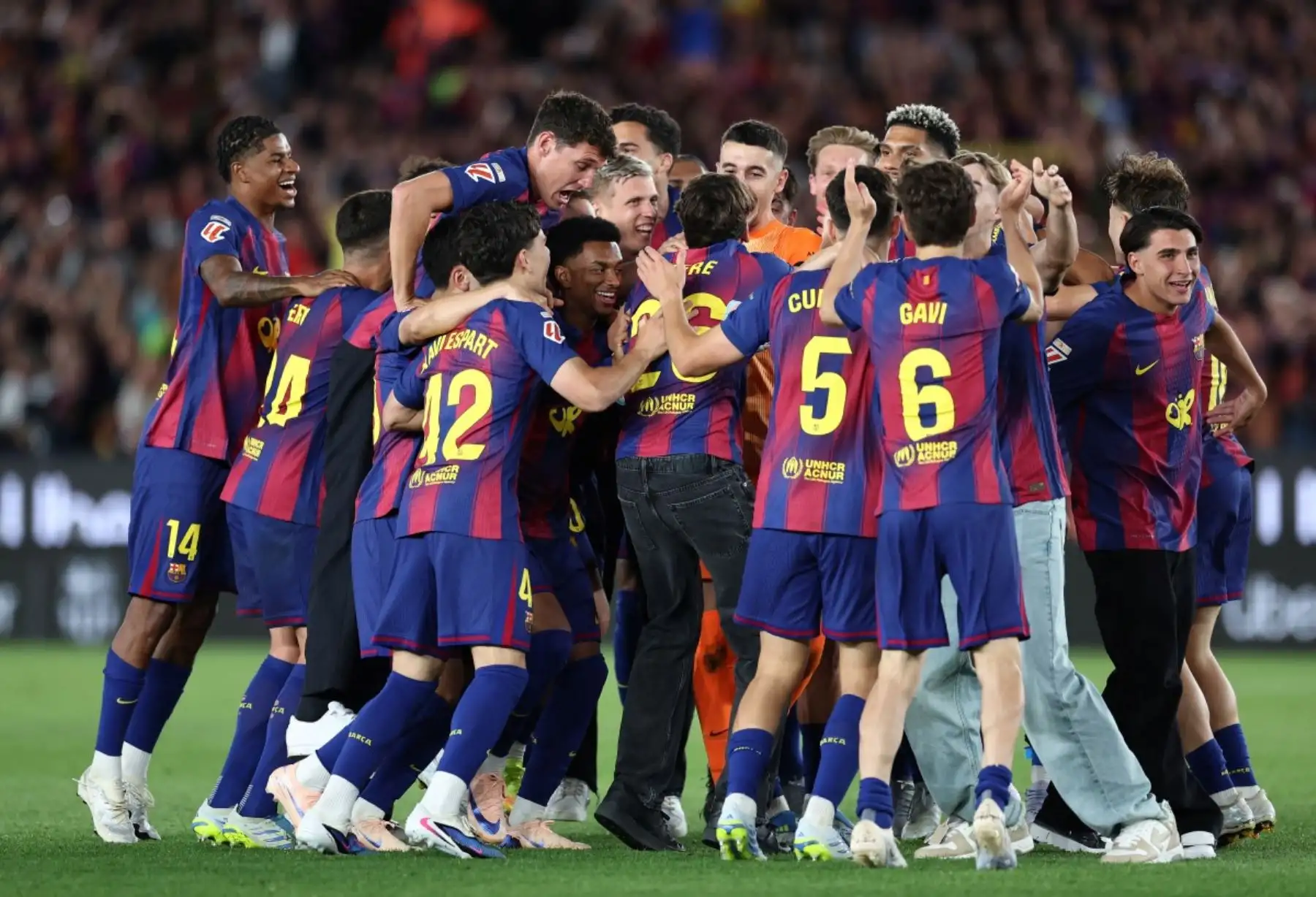 Los jugadores del Barcelona celebran la victoria en el partido de la liga española entre el FC Barcelona y el Real Madrid CF en el estadio Camp Nou de Barcelona el 10 de mayo de 2026. Foto: AFP