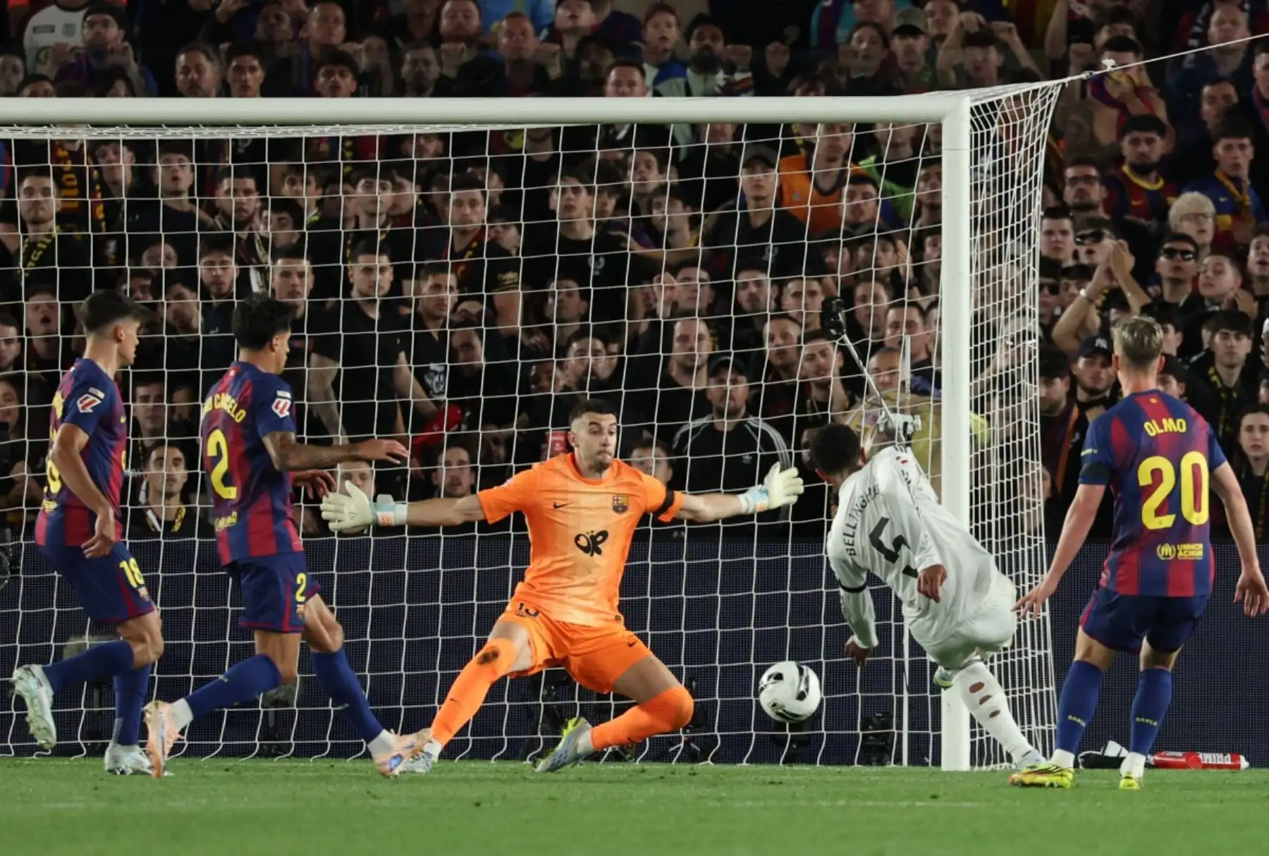 El centrocampista inglés del Real Madrid, Jude Bellingham, número 05, anota un gol que posteriormente fue anulado durante el partido de la liga española entre el FC Barcelona y el Real Madrid CF en el estadio Camp Nou de Barcelona el 10 de mayo de 2026. (Foto de Lluis GENE / AFP)