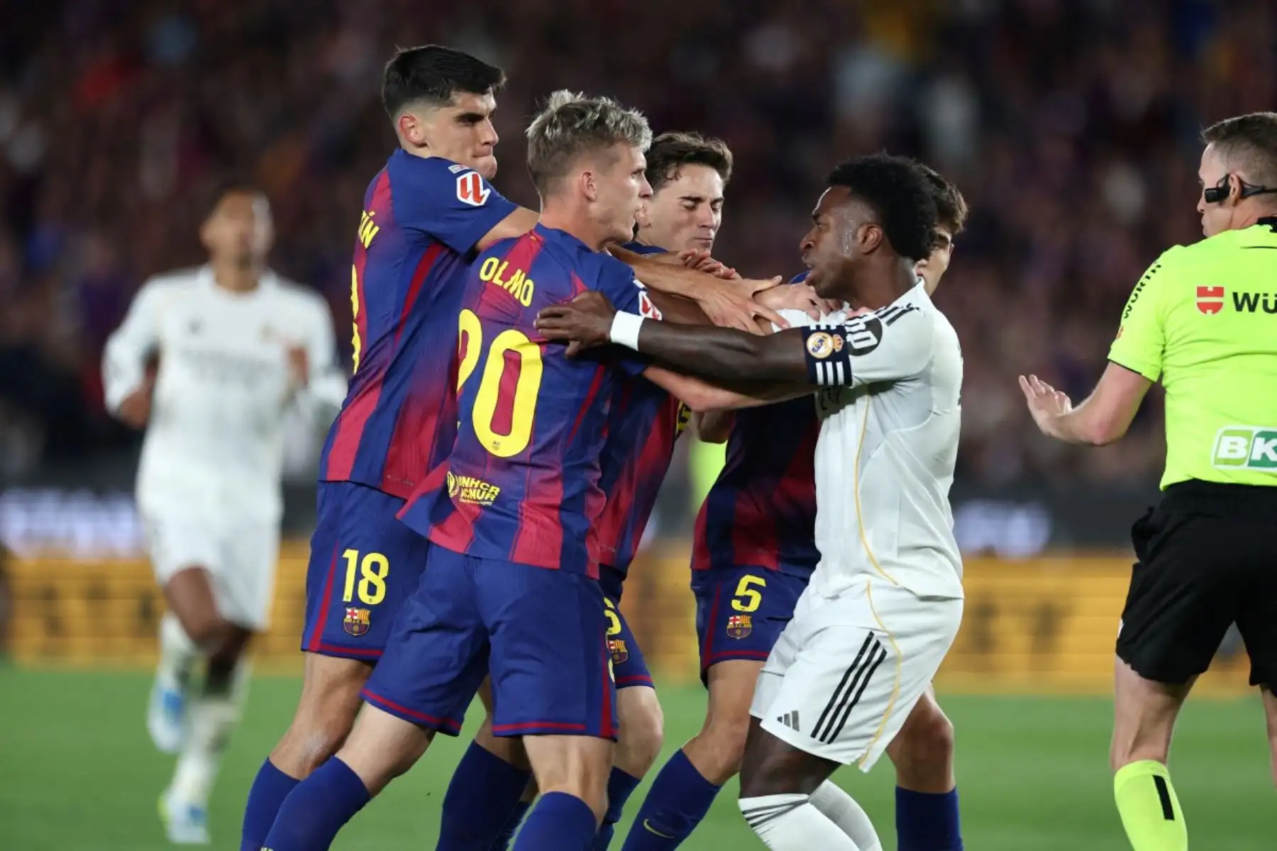 El delantero brasileño del Real Madrid, Vinícius Júnior (número 07), protagoniza un altercado con jugadores del Barcelona durante el partido de la liga española entre el FC Barcelona y el Real Madrid CF en el Camp Nou de Barcelona, ​​el 10 de mayo de 2026. (Foto de Josep LAGO / AFP)