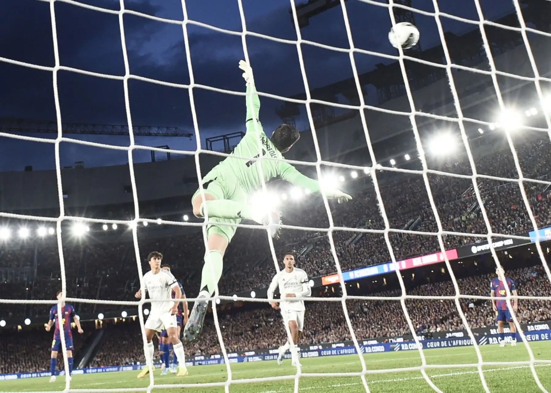 El delantero inglés del Barcelona, ​​Marcus Rashford (no visible en la imagen), anota el segundo gol de su equipo a pesar de la actuación del portero belga del Real Madrid, Thibaut Courtois (número 1), durante el partido de la liga española entre el FC Barcelona y el Real Madrid CF en el Camp Nou de Barcelona el 10 de mayo de 2026. (Foto de Josep LAGO / AFP)