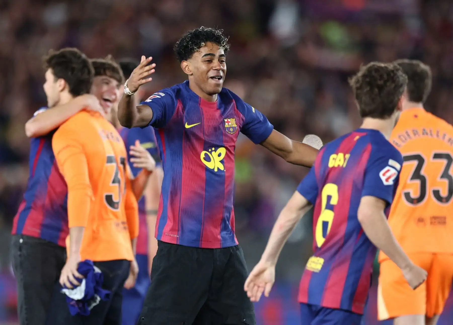El delantero español del Barcelona, ​​Lamine Yamal, con el número 10, celebra con sus compañeros la victoria en el partido de la liga española entre el FC Barcelona y el Real Madrid CF en el estadio Camp Nou de Barcelona el 10 de mayo de 2026. Foto: AFP