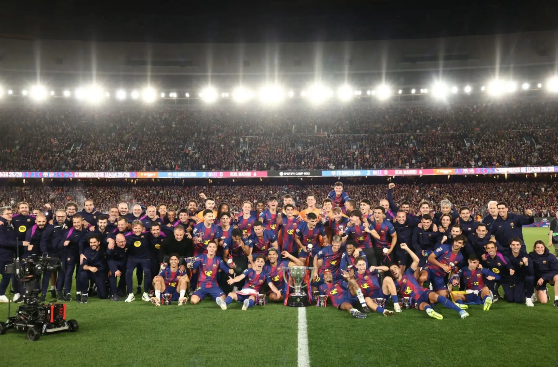 El equipo del Barcelona celebra la victoria en la Liga española 2025-2026 tras el partido de fútbol entre el FC Barcelona y el Real Madrid CF disputado en el Camp Nou de Barcelona el 10 de mayo de 2026. (Foto de Josep LAGO / AFP)
