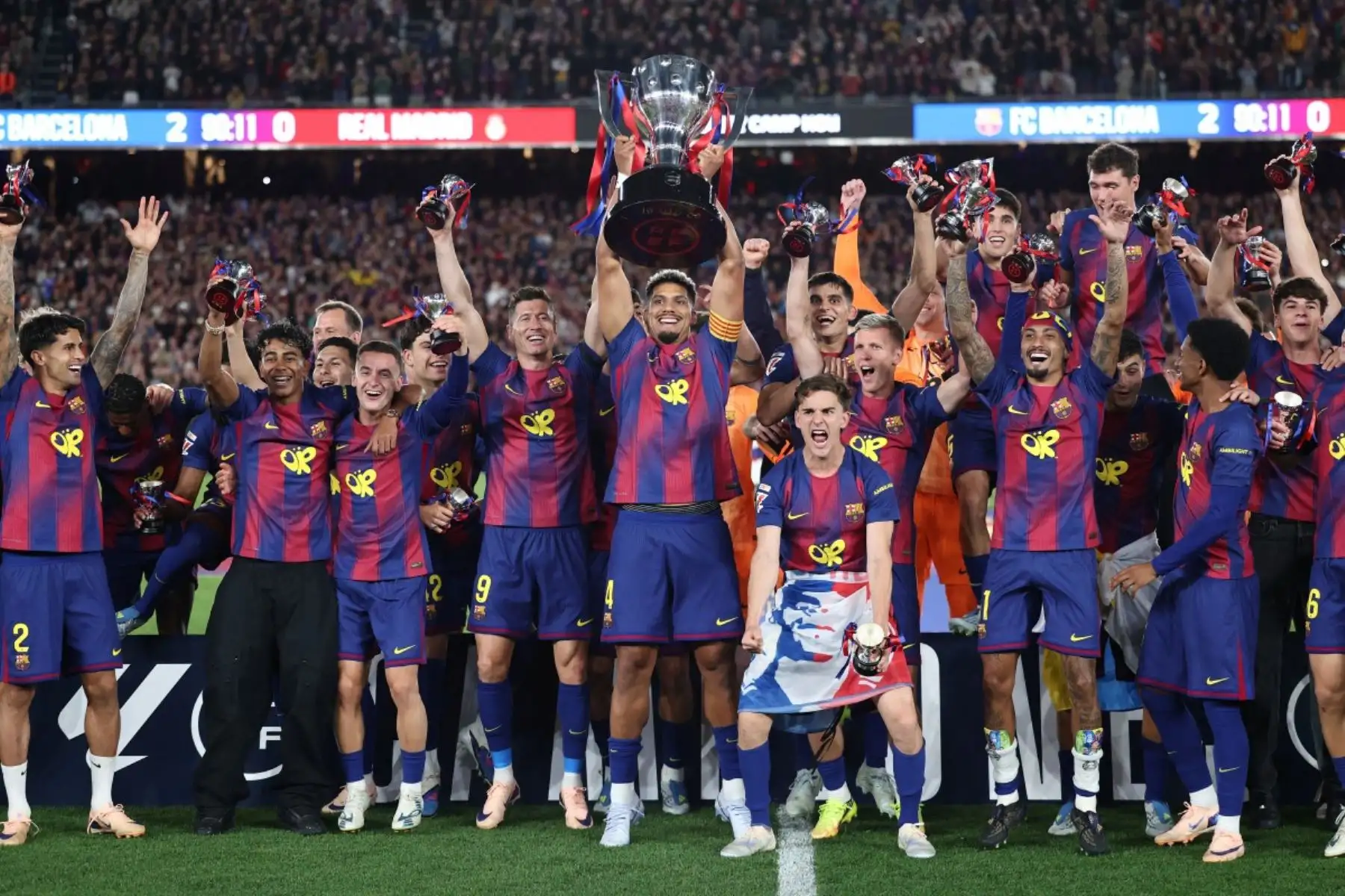 El equipo del Barcelona celebra la victoria en la Liga española 2025-2026 tras el partido de fútbol entre el FC Barcelona y el Real Madrid CF disputado en el Camp Nou de Barcelona el 10 de mayo de 2026. (Foto de Josep LAGO / AFP)