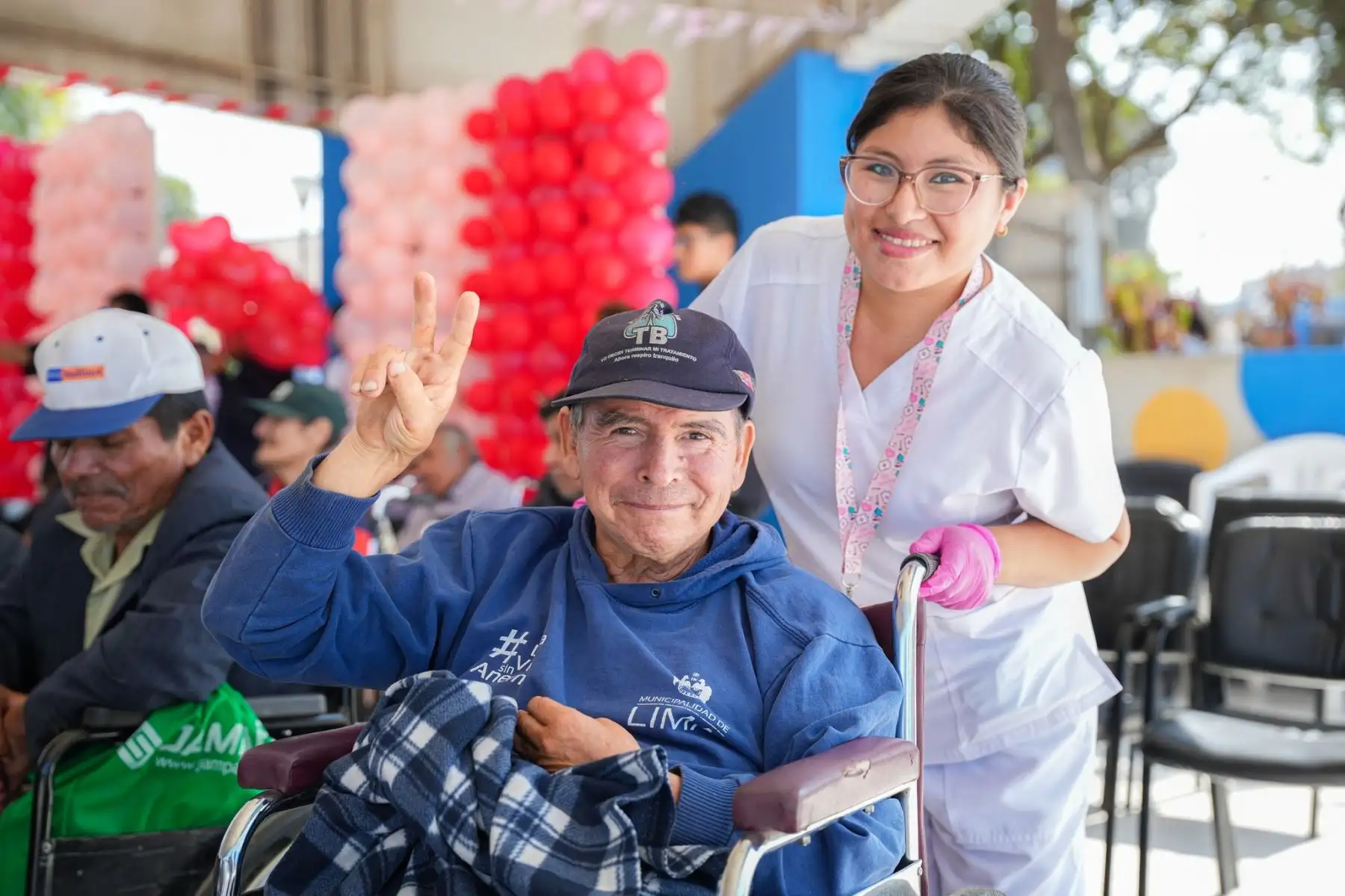 Como parte de las actividades organizadas por la Municipalidad de Lima por el Día de la Madre, el alcalde Renzo Reggiardo, rindió un especial homenaje a las madres residentes del albergue municipal “María Rosario Aráoz Pinto”, ubicado en el distrito de San Juan de Miraflores. El burgomaestre renovó su compromiso y apoyo a las acciones de gestión social que desarrolla la comuna limeña, en especial en favor de las personas más vulnerables. Foto: MML