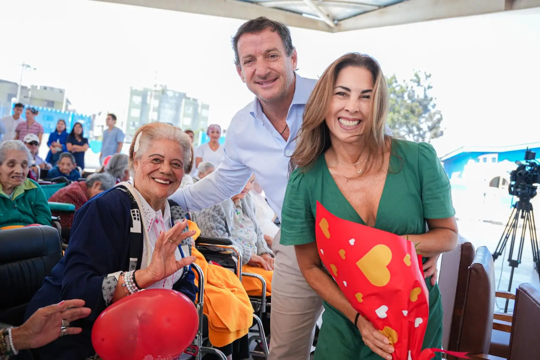 Como parte de las actividades organizadas por la Municipalidad de Lima por el Día de la Madre, el alcalde Renzo Reggiardo, rindió un especial homenaje a las madres residentes del albergue municipal “María Rosario Aráoz Pinto”, ubicado en el distrito de San Juan de Miraflores. El burgomaestre renovó su compromiso y apoyo a las acciones de gestión social que desarrolla la comuna limeña, en especial en favor de las personas más vulnerables. Foto: MML