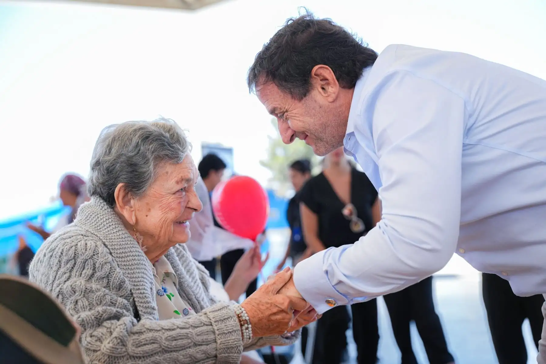Como parte de las actividades organizadas por la Municipalidad de Lima por el Día de la Madre, el alcalde Renzo Reggiardo, rindió un especial homenaje a las madres residentes del albergue municipal “María Rosario Aráoz Pinto”, ubicado en el distrito de San Juan de Miraflores. El burgomaestre renovó su compromiso y apoyo a las acciones de gestión social que desarrolla la comuna limeña, en especial en favor de las personas más vulnerables. Foto: MML