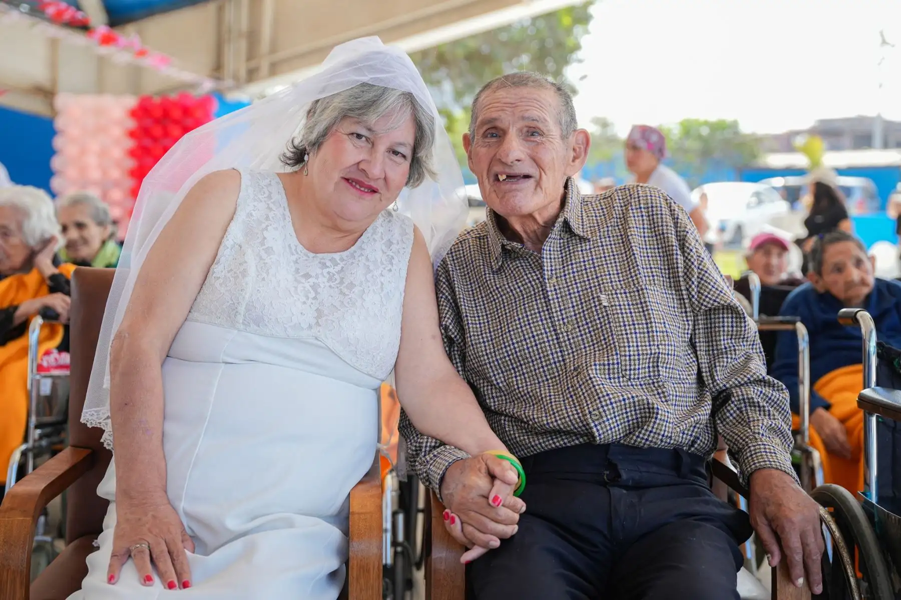 Como parte de las actividades organizadas por la Municipalidad de Lima por el Día de la Madre, el alcalde Renzo Reggiardo, rindió un especial homenaje a las madres residentes del albergue municipal “María Rosario Aráoz Pinto”, ubicado en el distrito de San Juan de Miraflores. El burgomaestre renovó su compromiso y apoyo a las acciones de gestión social que desarrolla la comuna limeña, en especial en favor de las personas más vulnerables. Foto: MML