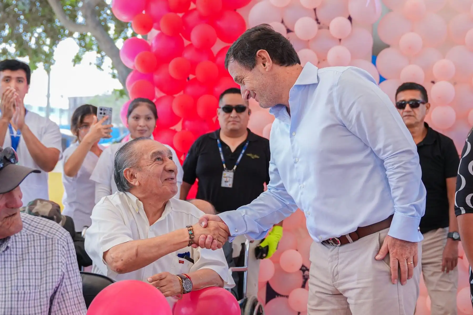 Como parte de las actividades organizadas por la Municipalidad de Lima por el Día de la Madre, el alcalde Renzo Reggiardo, rindió un especial homenaje a las madres residentes del albergue municipal “María Rosario Aráoz Pinto”, ubicado en el distrito de San Juan de Miraflores. El burgomaestre renovó su compromiso y apoyo a las acciones de gestión social que desarrolla la comuna limeña, en especial en favor de las personas más vulnerables. Foto: MML