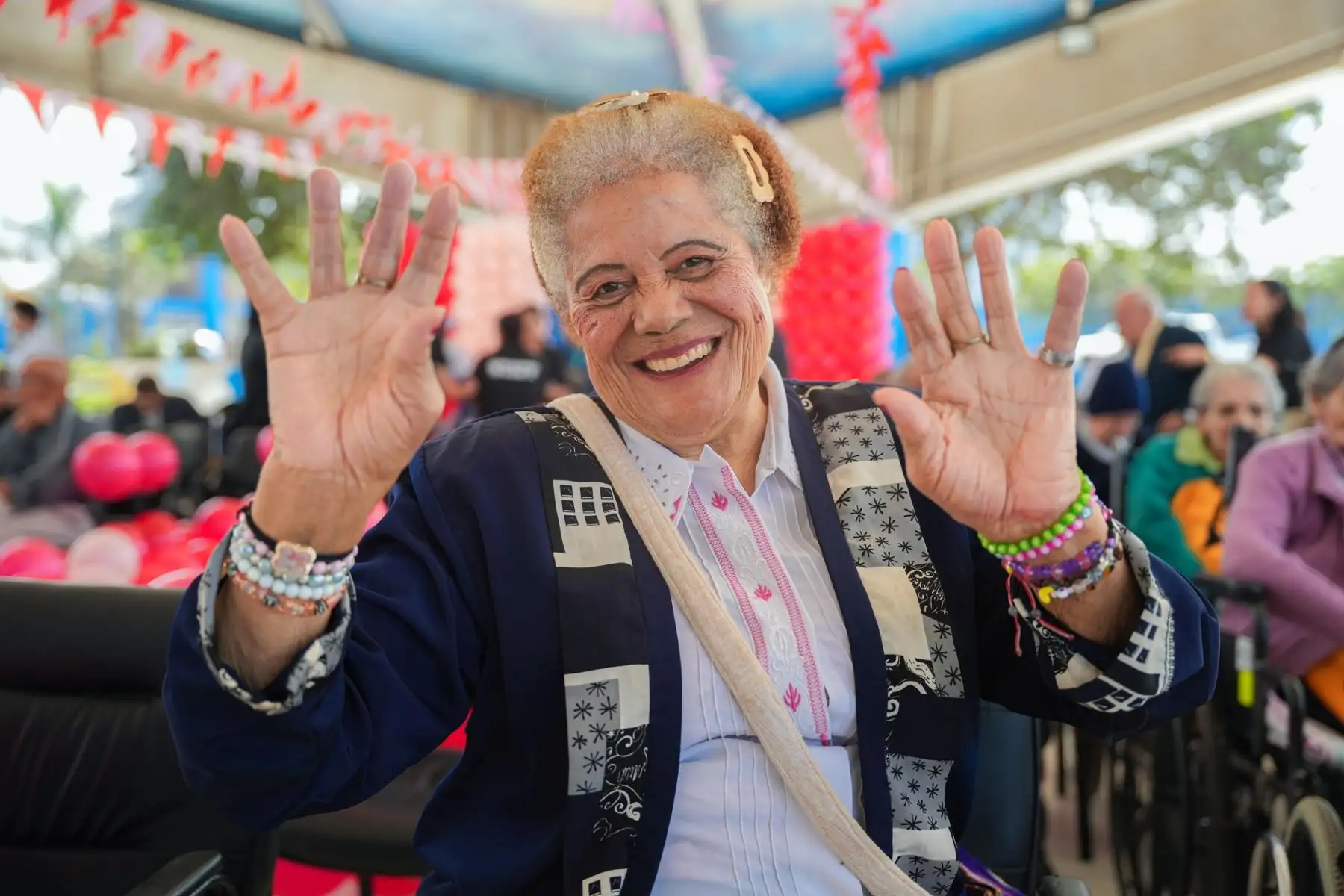 Como parte de las actividades organizadas por la Municipalidad de Lima por el Día de la Madre, el alcalde Renzo Reggiardo, rindió un especial homenaje a las madres residentes del albergue municipal “María Rosario Aráoz Pinto”, ubicado en el distrito de San Juan de Miraflores. El burgomaestre renovó su compromiso y apoyo a las acciones de gestión social que desarrolla la comuna limeña, en especial en favor de las personas más vulnerables. Foto: MML