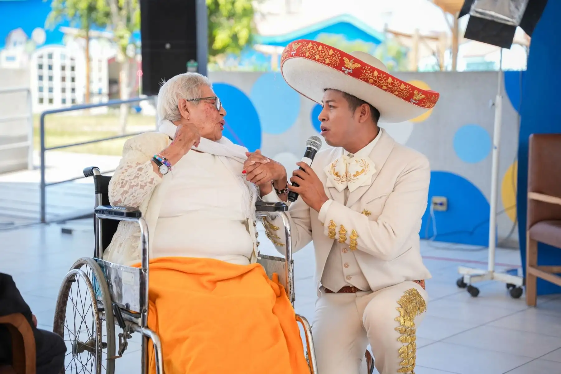 Como parte de las actividades organizadas por la Municipalidad de Lima por el Día de la Madre, el alcalde Renzo Reggiardo, rindió un especial homenaje a las madres residentes del albergue municipal “María Rosario Aráoz Pinto”, ubicado en el distrito de San Juan de Miraflores. El burgomaestre renovó su compromiso y apoyo a las acciones de gestión social que desarrolla la comuna limeña, en especial en favor de las personas más vulnerables. Foto: MML