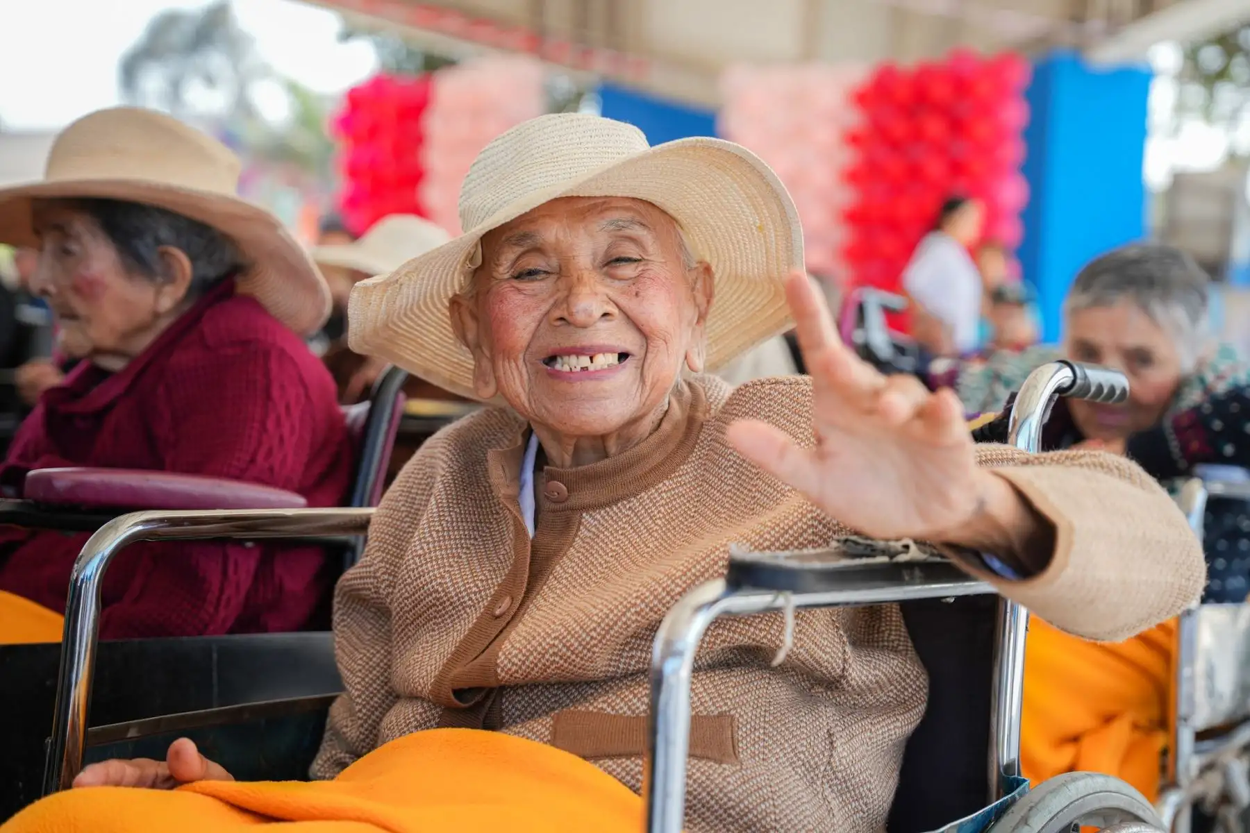 Como parte de las actividades organizadas por la Municipalidad de Lima por el Día de la Madre, el alcalde Renzo Reggiardo, rindió un especial homenaje a las madres residentes del albergue municipal “María Rosario Aráoz Pinto”, ubicado en el distrito de San Juan de Miraflores. El burgomaestre renovó su compromiso y apoyo a las acciones de gestión social que desarrolla la comuna limeña, en especial en favor de las personas más vulnerables. Foto: MML