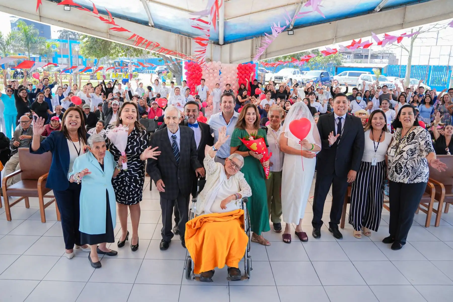 Como parte de las actividades organizadas por la Municipalidad de Lima por el Día de la Madre, el alcalde Renzo Reggiardo, rindió un especial homenaje a las madres residentes del albergue municipal “María Rosario Aráoz Pinto”, ubicado en el distrito de San Juan de Miraflores. El burgomaestre renovó su compromiso y apoyo a las acciones de gestión social que desarrolla la comuna limeña, en especial en favor de las personas más vulnerables. Foto: MML