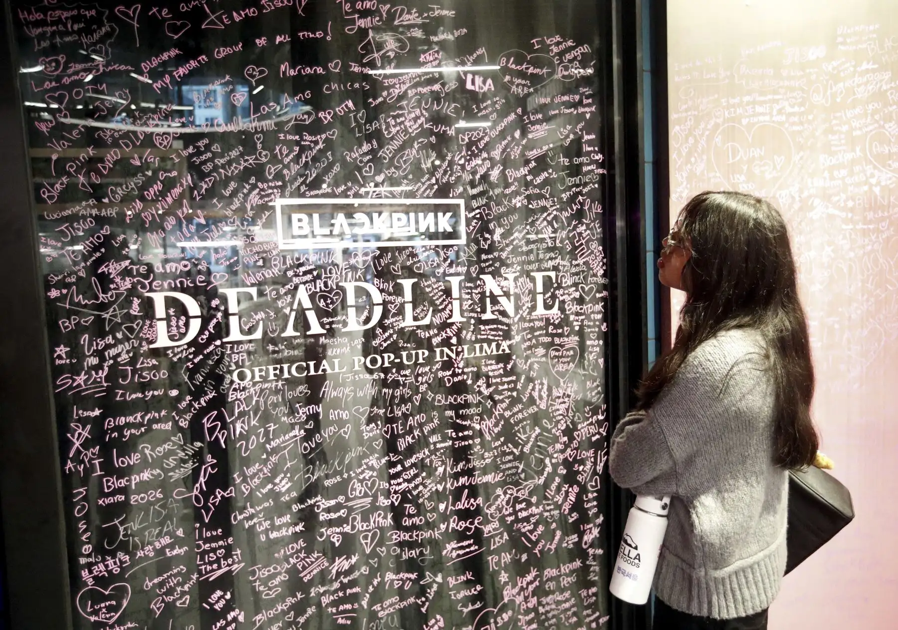 Una visitante observa una de las instalaciones visuales de la experiencia “BLACKPINK DEADLINE OFFICIAL POP-UP LIMA”, que incluye zonas de fotografías y espacios temáticos inspirados en la estética del grupo. Foto: ANDINA/Eddy Ramos.