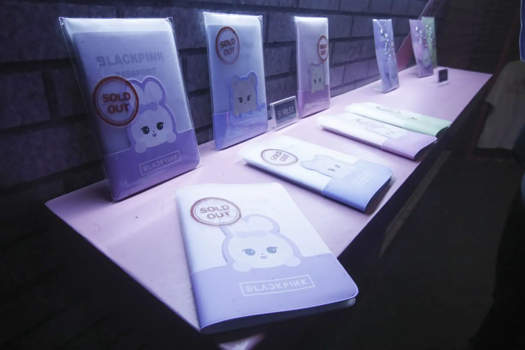 Álbumes y artículos coleccionables de BLACKPINK son exhibidos en la pop-up store oficial dedicada al lanzamiento de “Deadline”, el más reciente EP del grupo surcoreano de K-pop. Foto: ANDINA/Eddy Ramos