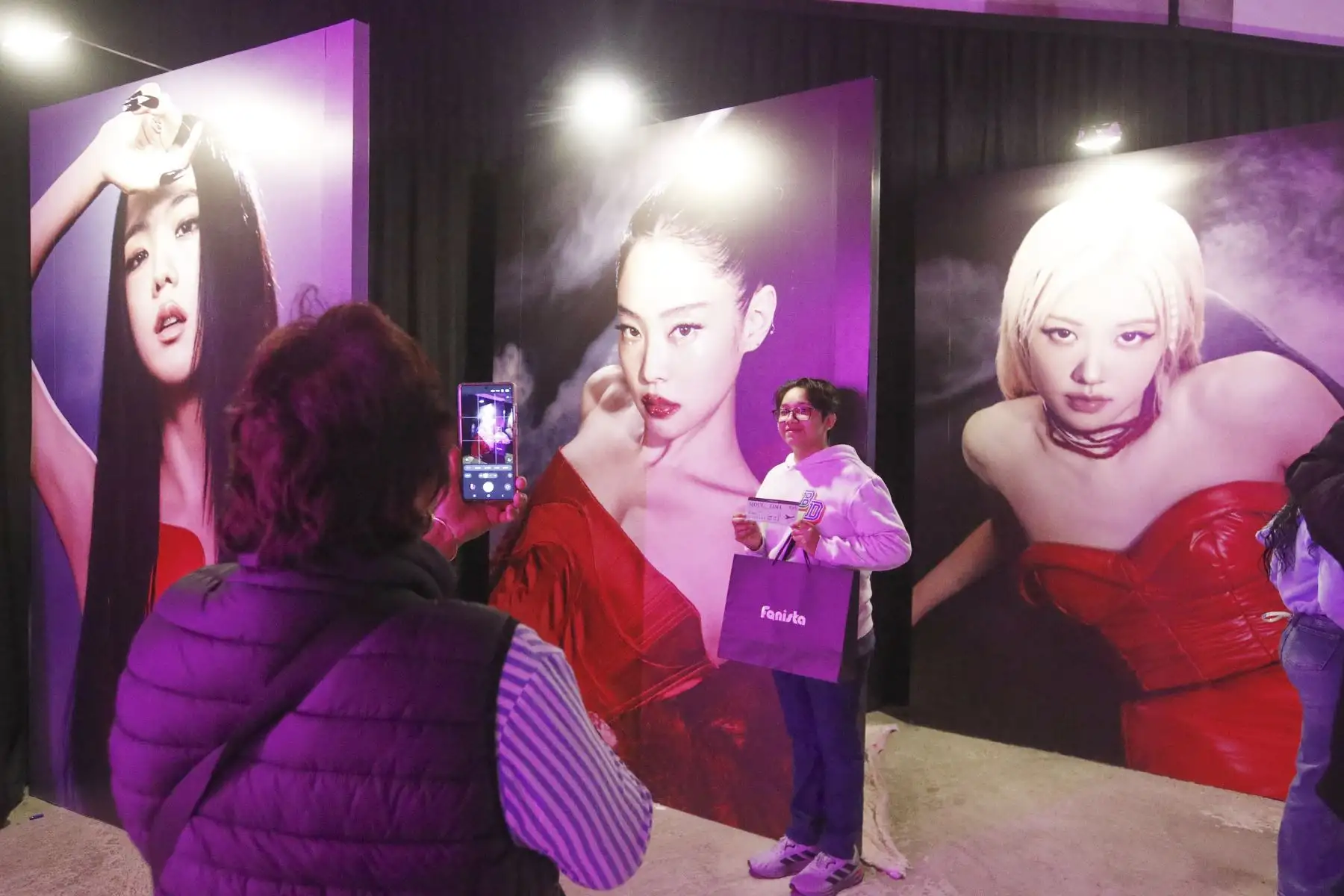 Visitantes recorren una de las zonas inmersivas de la primera pop-up store oficial de BLACKPINK en Perú, ambientada con imágenes y proyecciones dedicadas a las integrantes Lisa, Jennie, Rosé y Jisoo. Foto: ANDINA/Eddy Ramos
