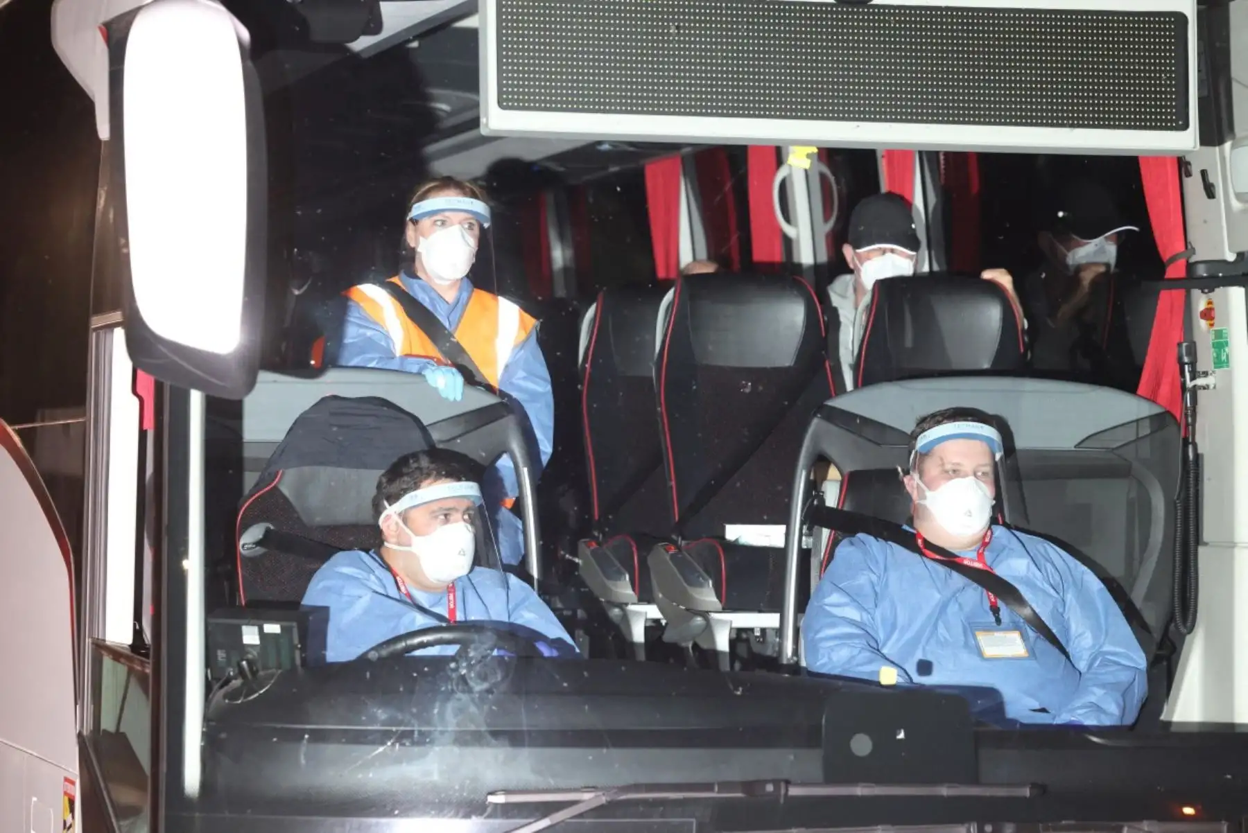 Ciudadanos británicos, repatriados tras una prolongada estancia en un crucero afectado por un brote mortal de hantavirus, llegan en autobús al Hospital Arrowe Park en Wirral, al noroeste de Inglaterra, el 10 de mayo de 2026, donde se espera que permanezcan hasta 72 horas. Foto: AFP