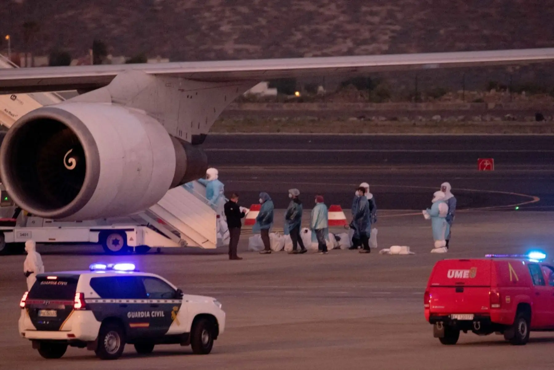 Los pasajeros evacuados del crucero MV Hondius, con bandera holandesa y afectado por el hantavirus, se preparan para abordar un avión con destino a Estados Unidos en el aeropuerto de Tenerife Sur-Reina Sofía, en la isla de Tenerife, en las Islas Canarias, España, el 10 de mayo de 2026. Foto: AFP