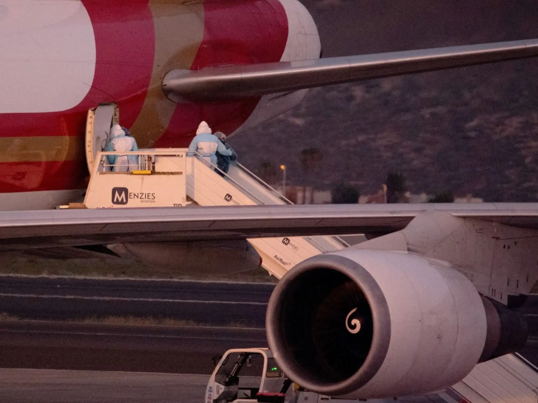 El 10 de mayo de 2026, pasajeros embarcaron en un avión con destino a Estados Unidos que transportaba a personas evacuadas del crucero MV Hondius, de bandera holandesa y afectado
por el hantavirus, en el aeropuerto de Tenerife Sur-Reina Sofía, en la isla de Tenerife, en las Islas Canarias, España. Foto: AFP